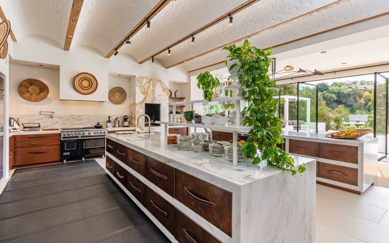 15 Celebrities With The Most Expensive Houses_14 15 celebrities with the most expensive houses 15 Celebrities With The Most Expensive Houses 15 Celebrities With The Most Expensive Houses 18 768x480