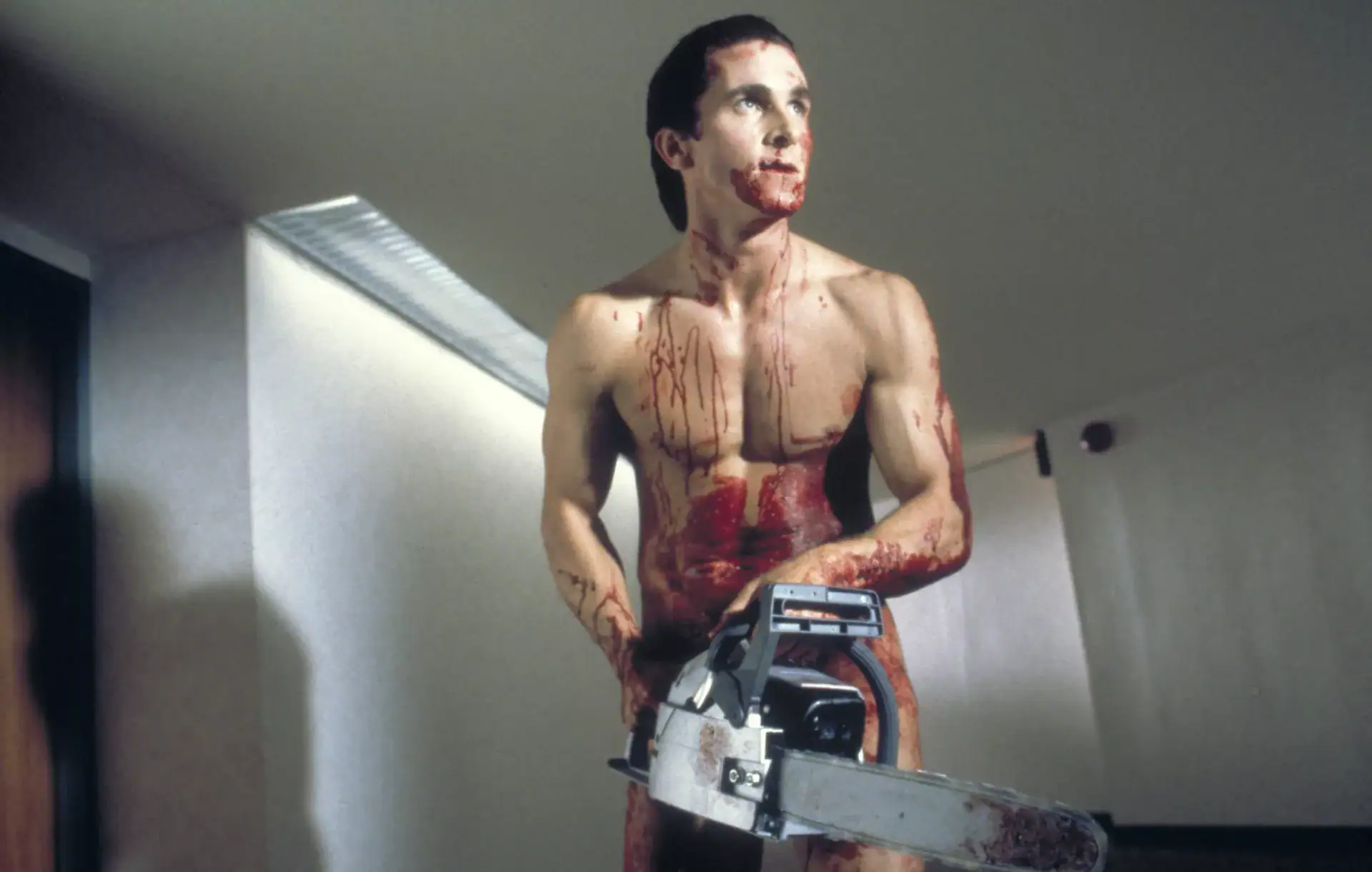 American Psycho : Autopsie d’un miroir sanglant du capitalisme moderne
