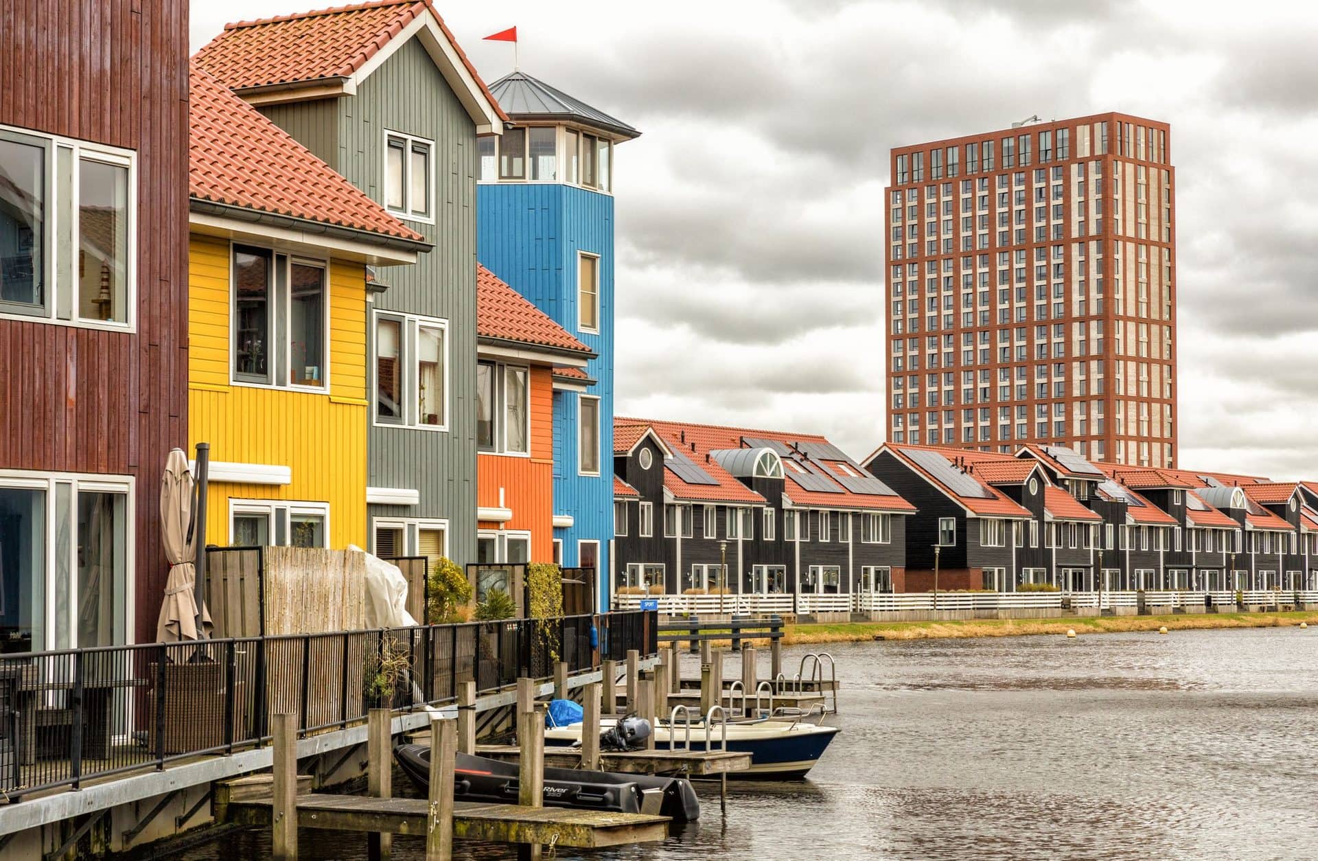 Kleurrijke huizen aan het water in Groningen