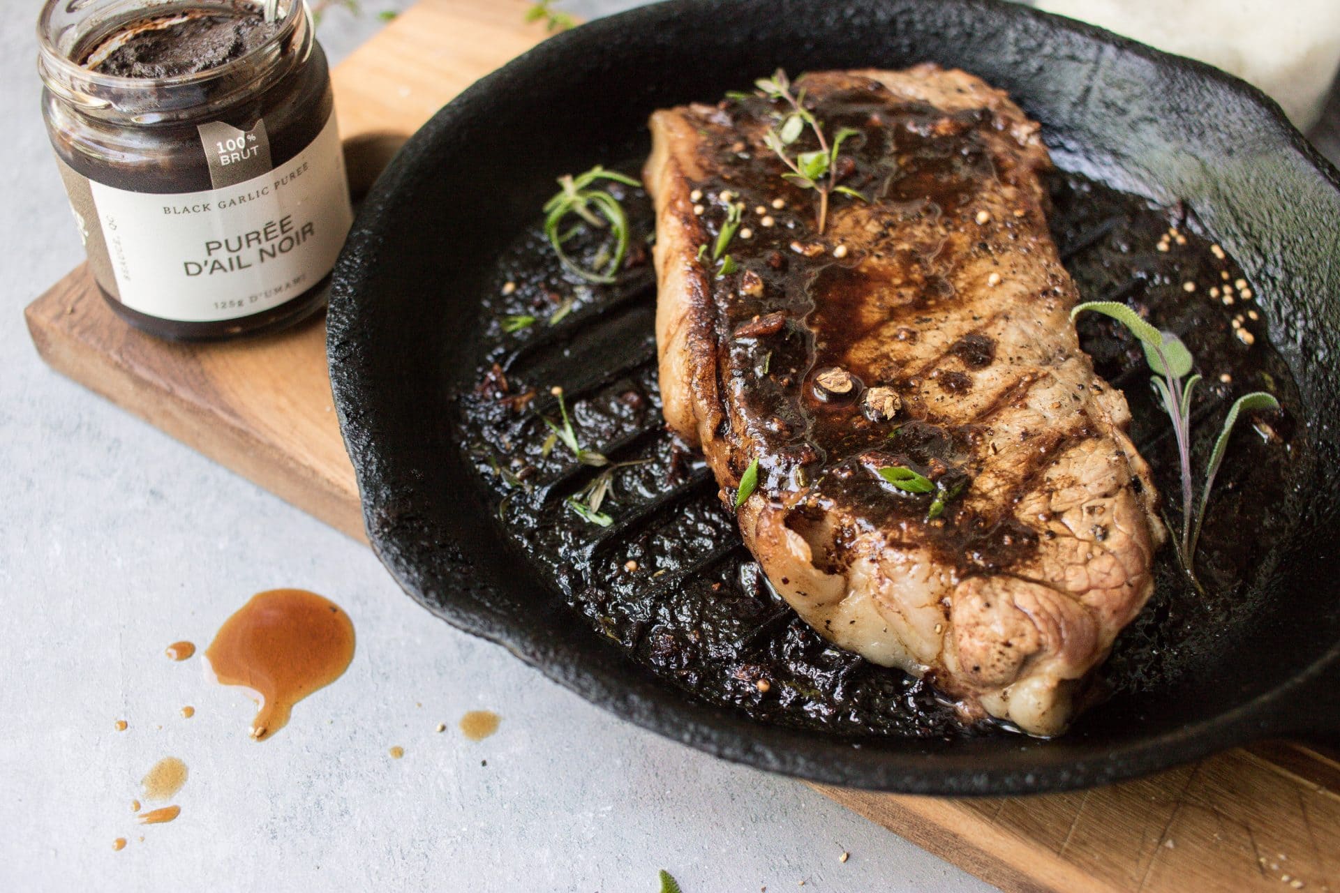 Marinade à l'ail noir et aux herbes fraîches pour BBQ