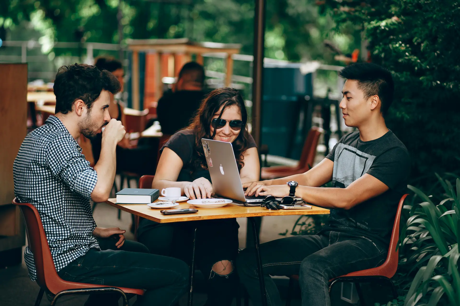 Nido La Palma - Un lugar para trabajar entre naturaleza Grupo de nómadas digitales compartiendo ideas en un espacio de coworking al aire libre en La Palma, rodeados de naturaleza y con ambiente relajado