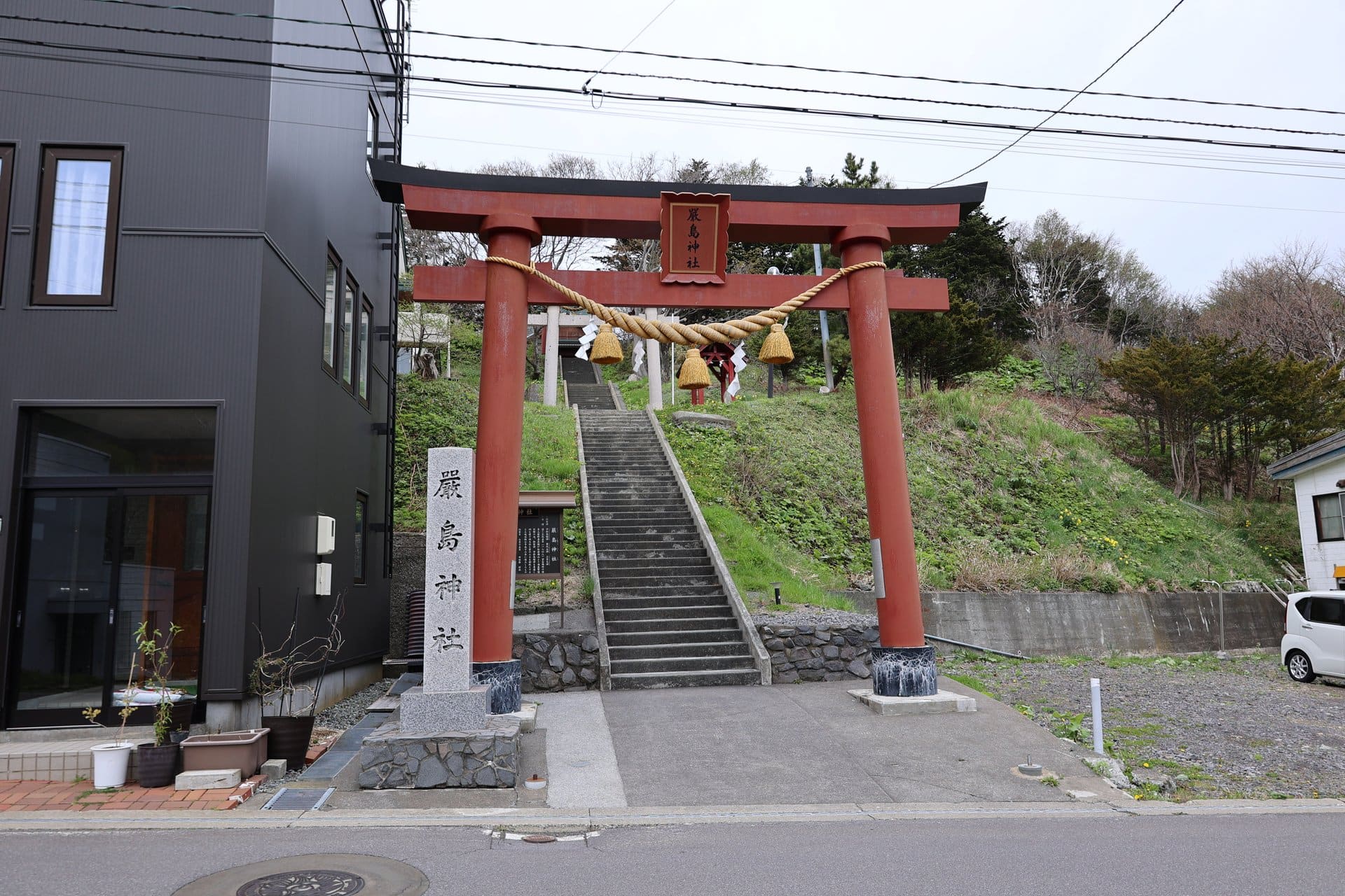厳島神社（赤い大鳥居と標柱）