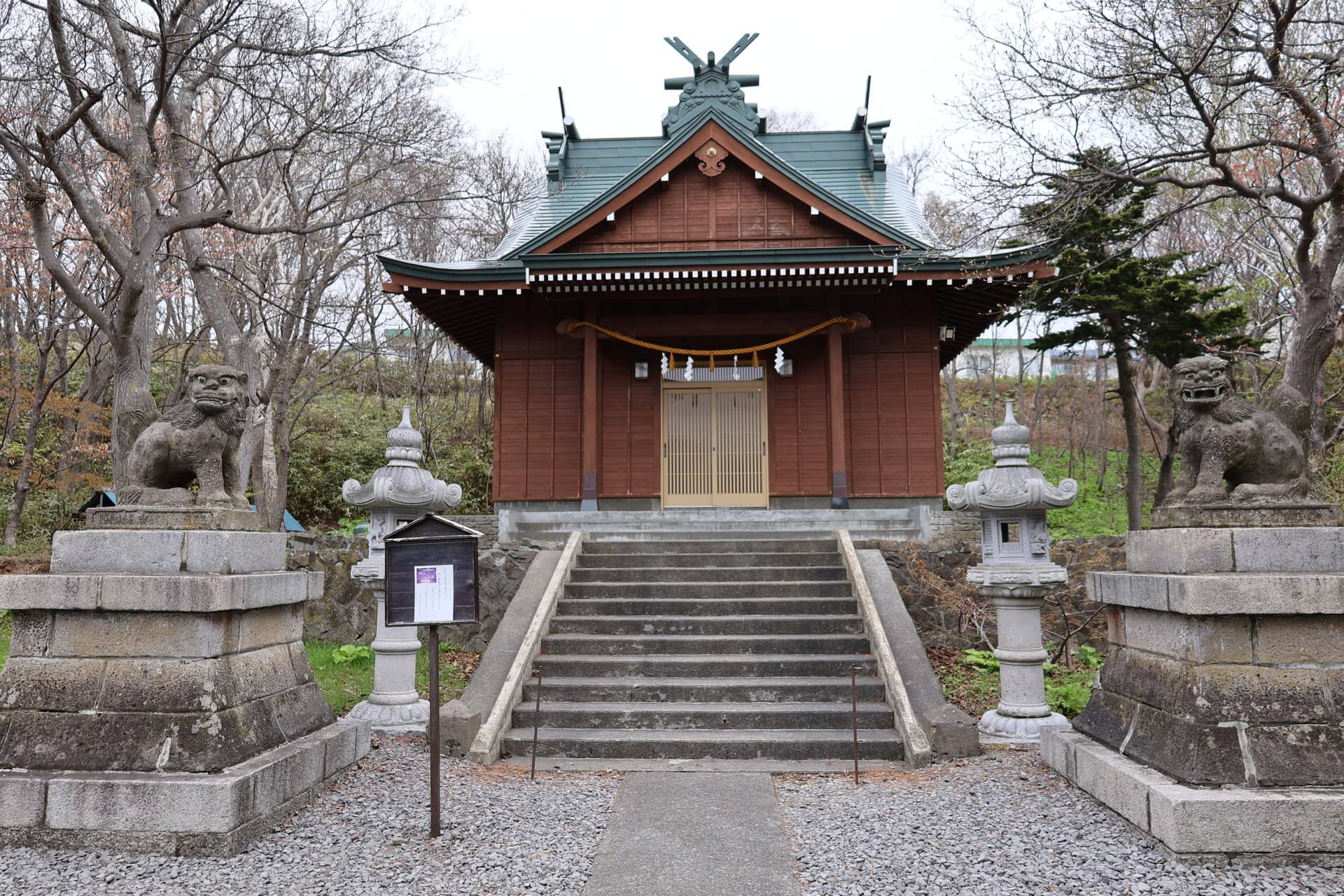 厳島神社（本殿と狛犬）