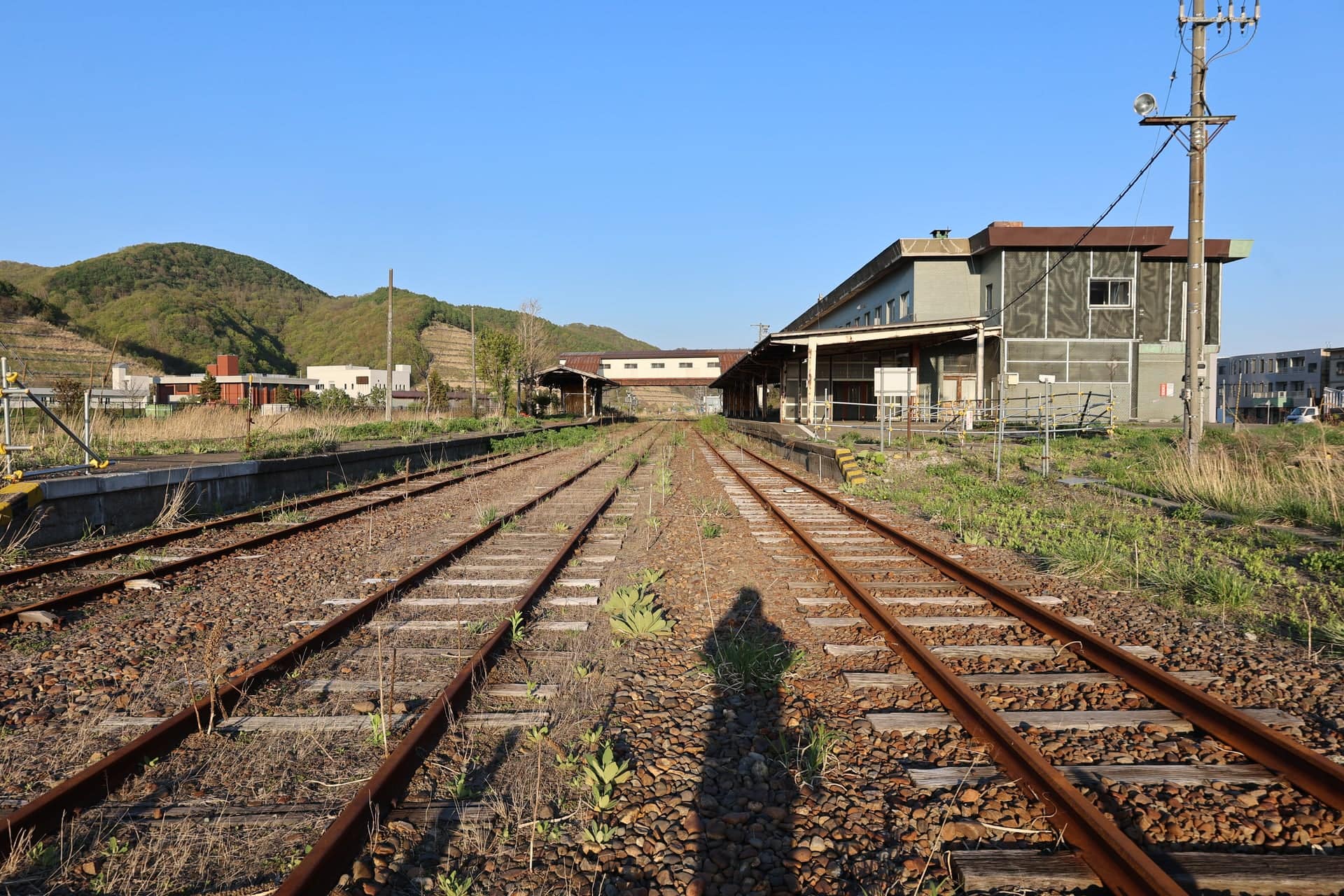 107.廃駅舎と錆びた線路、夕暮れの旧留萌本線