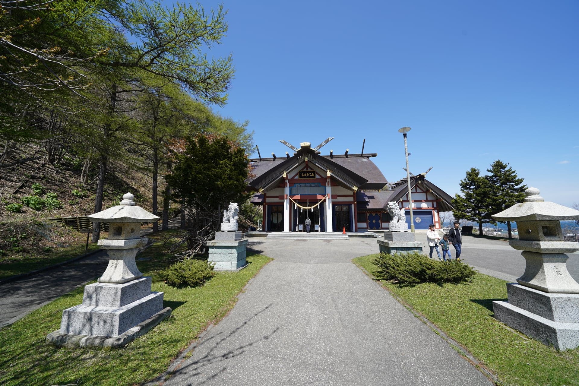 29.燈篭が並ぶ北川神社の参道（α7C広角）
