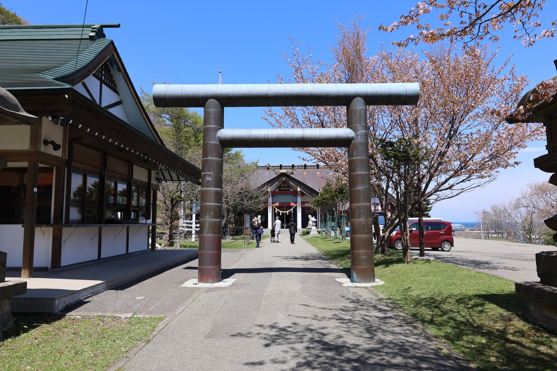 35.大鳥居越しに社殿と青い宗谷海峡を望む