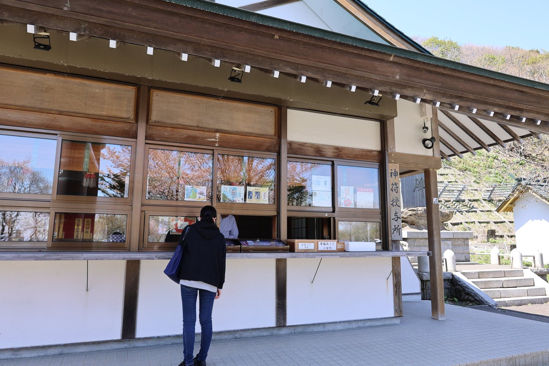 36.大鳥居と桜、北川神社の春