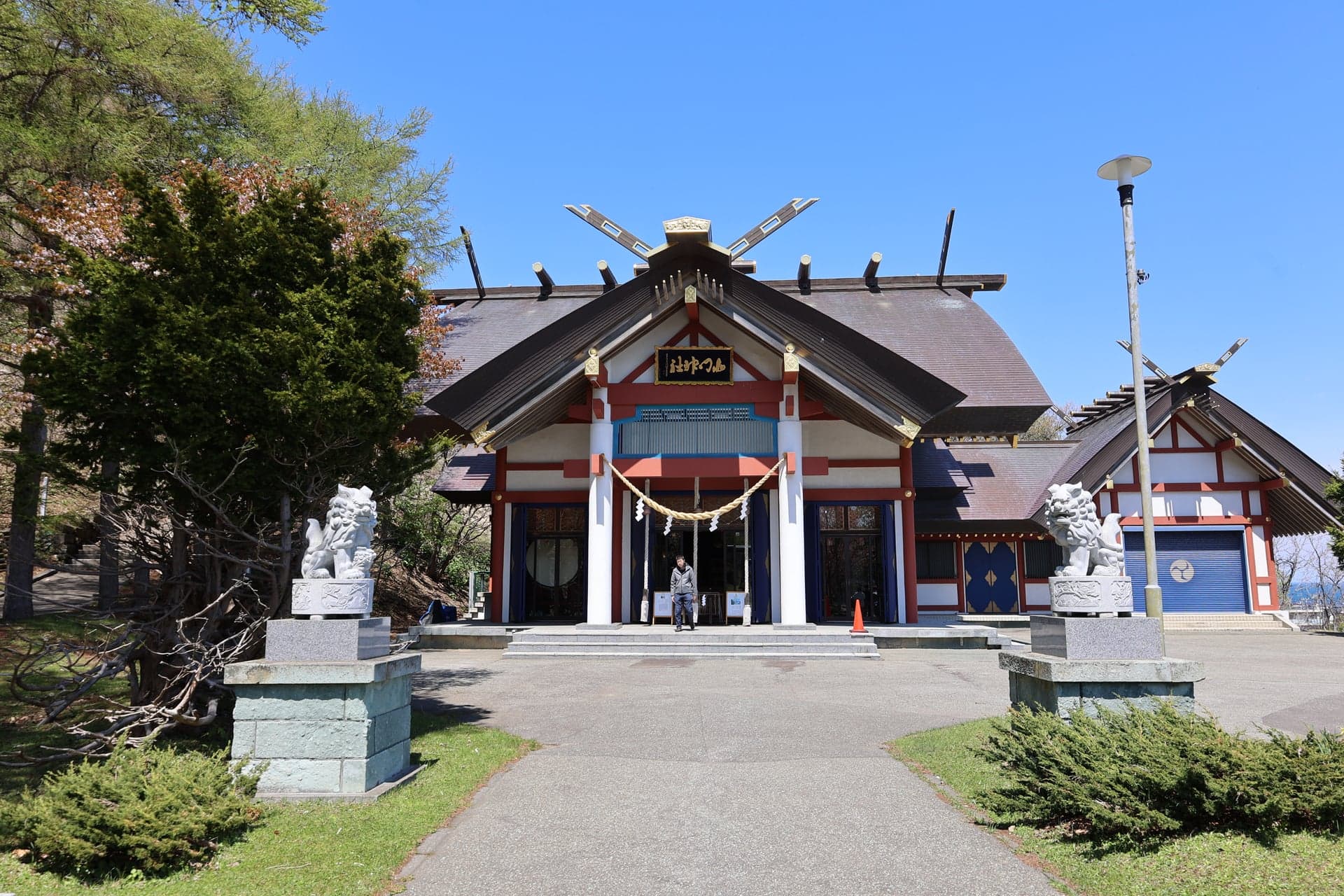 38.社殿正面、狛犬が左右に構える