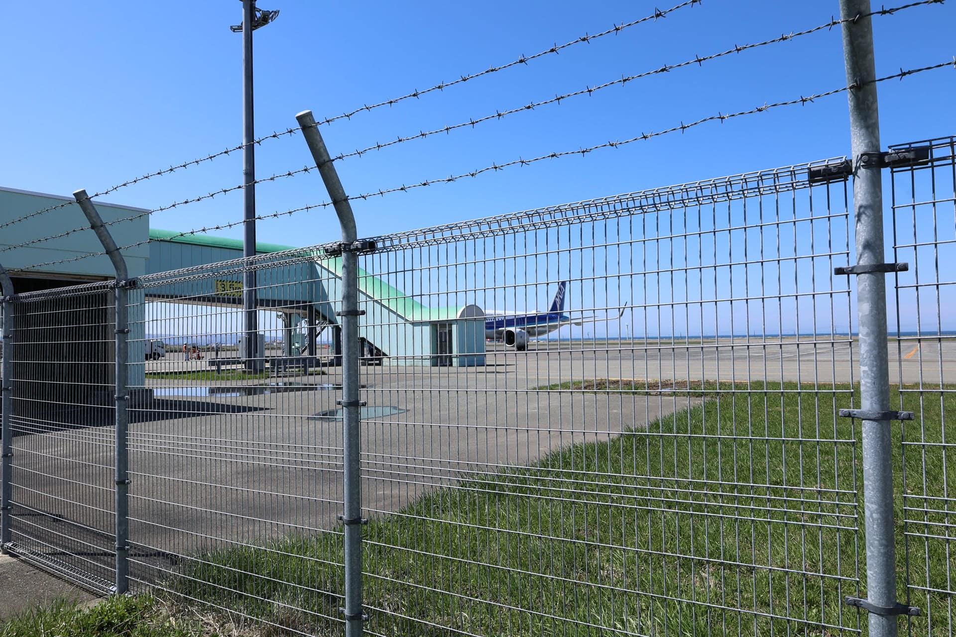 52.フェンス越しに見えるANAのA321neo