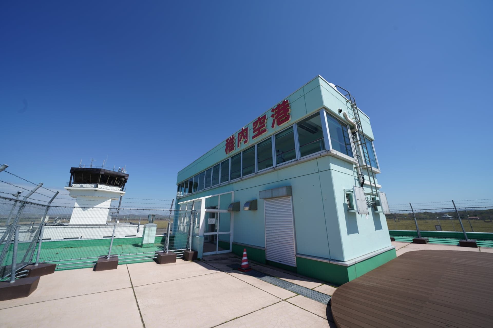 56.展望デッキから「稚内空港」の外壁看板（α7C）