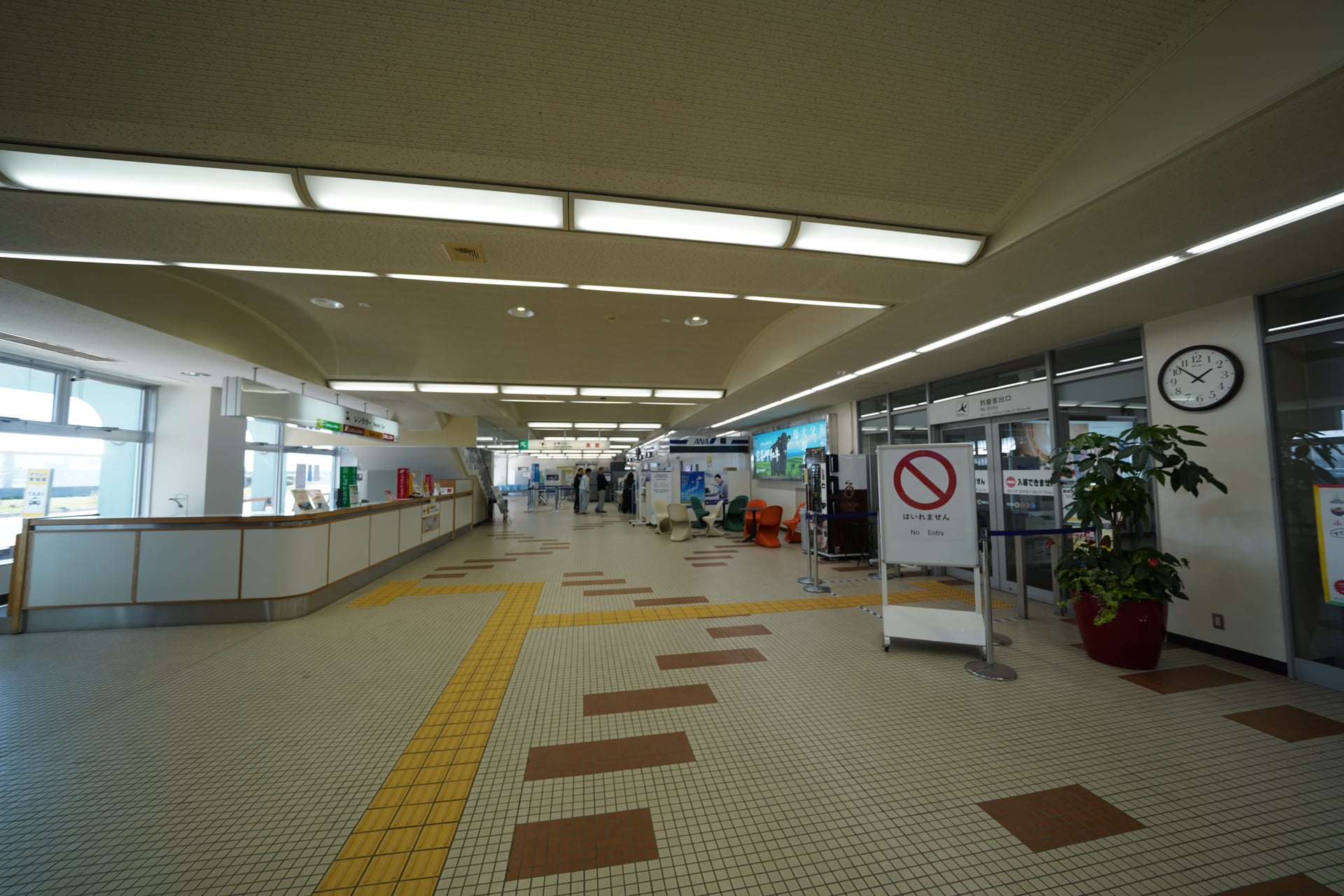 74.稚内空港の到着ロビー内部（α7C広角）