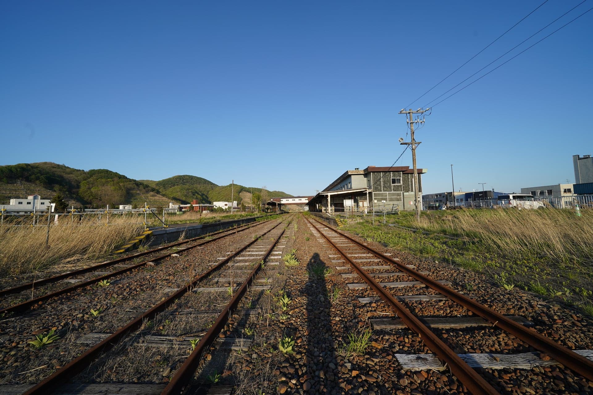92.廃線跡の遊歩道、夕陽に照らされて