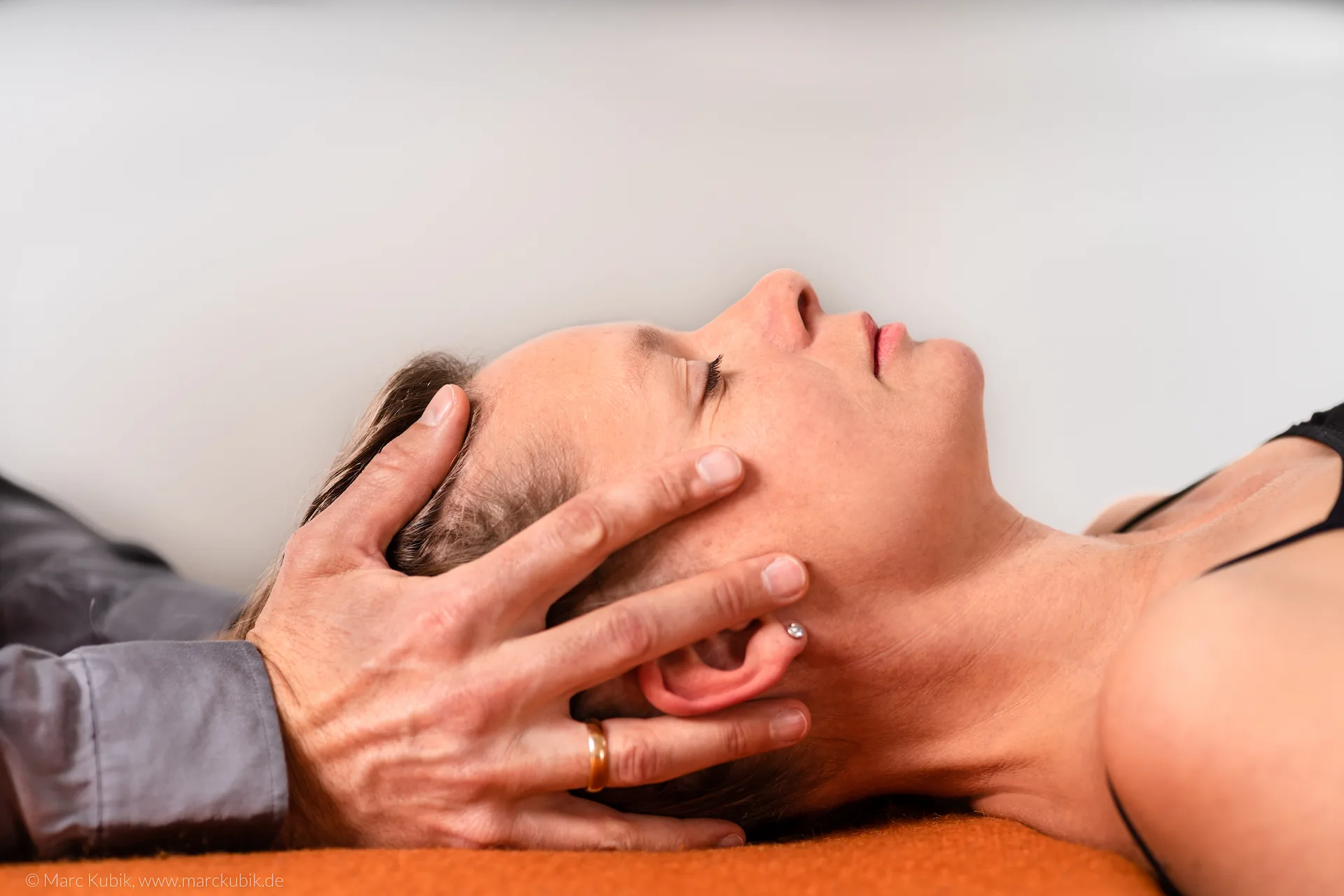 Osteopathische Kranio Sacrale einer Patientin in Rückenlagelage