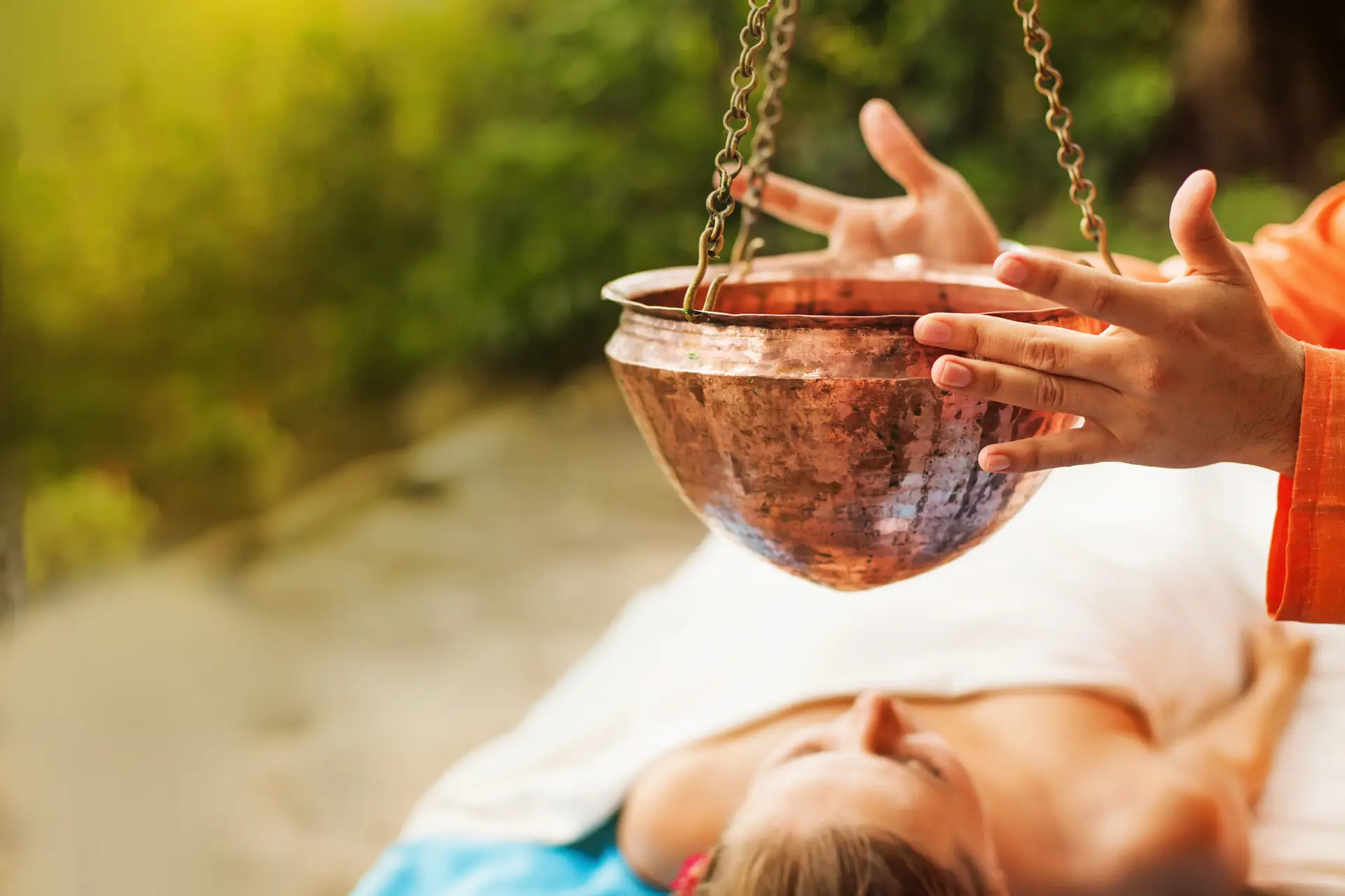 Die fünf Säulen des Ayurveda 5 frau die ayurvedische behandlung shirodara mit heissem ol auf einer stirn giesst scaled