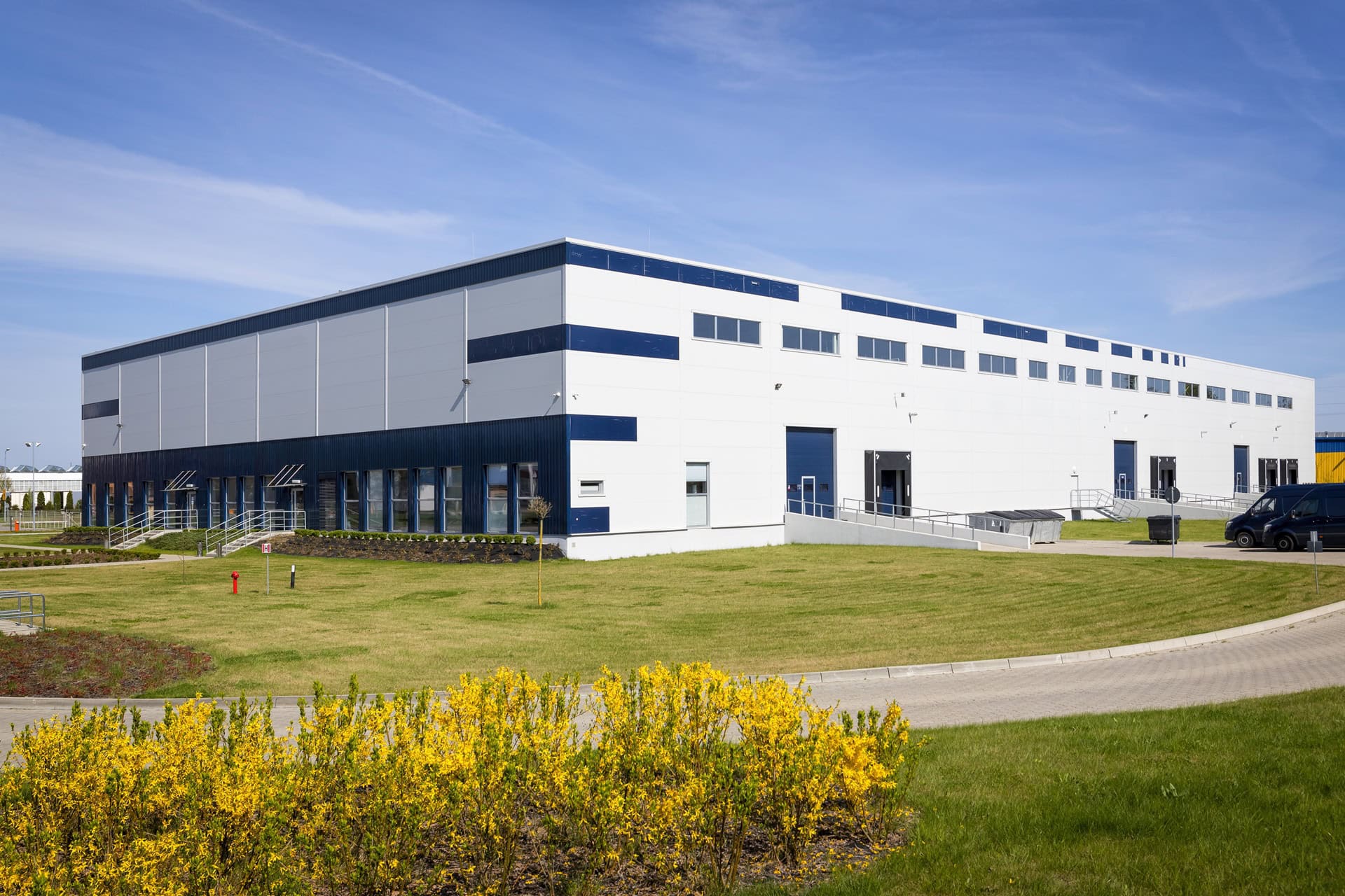 80×120 regional distribution warehouse with multiple dock doors