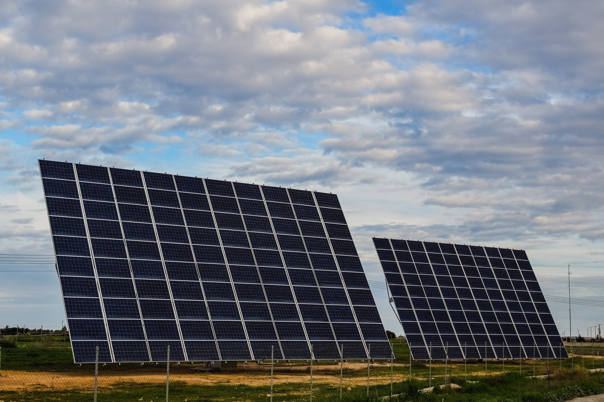 Große Solaranlage auf einem Feld