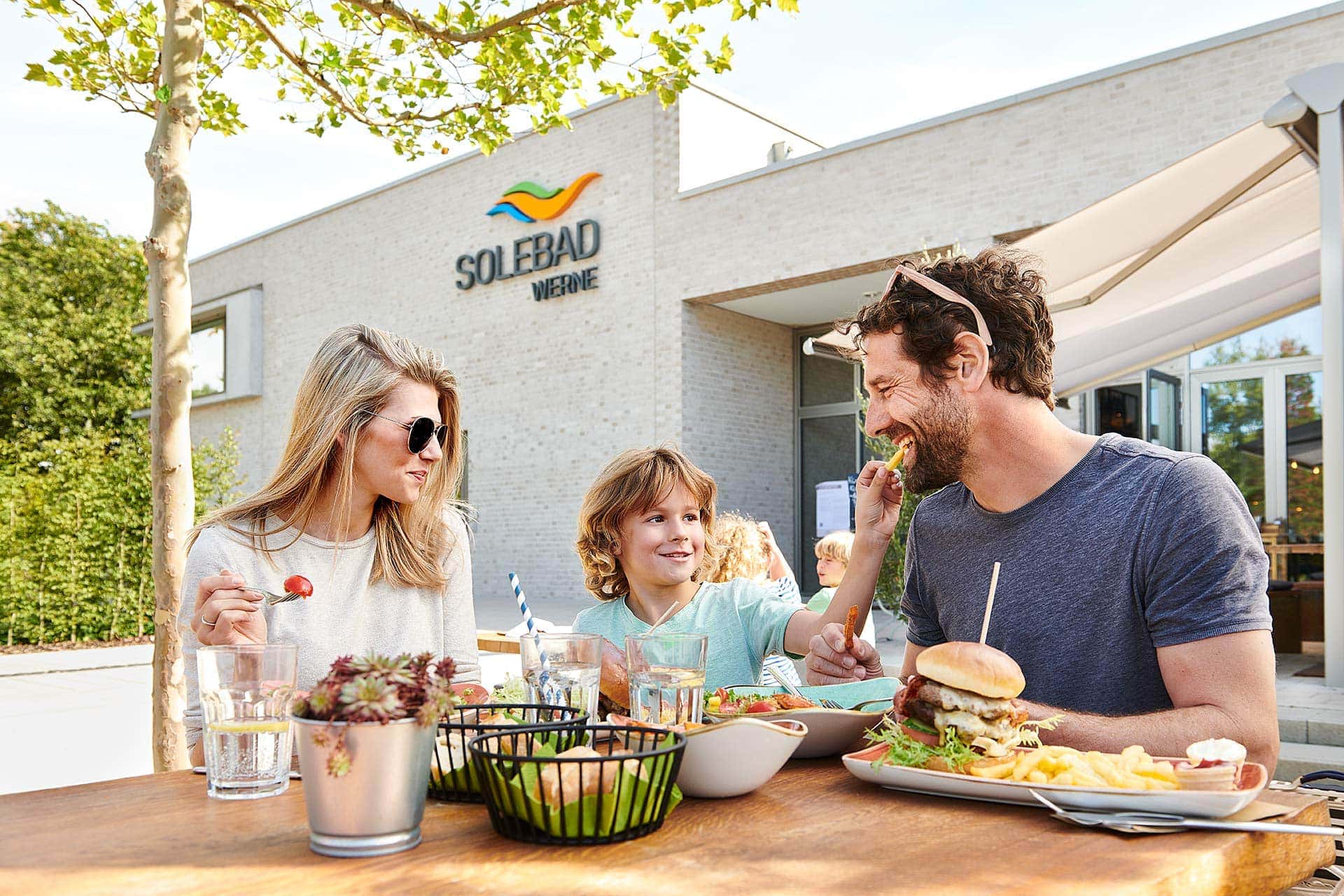 mielek fotograf dortmund Fotograf,Blog mielek werbefotograf dortmund werbefotografie solebad werne 0001 36 Motiv für die Werbekampagne des Solebad Werne mit einer fröhlichen Model-Familie vor dem Schwimmbad