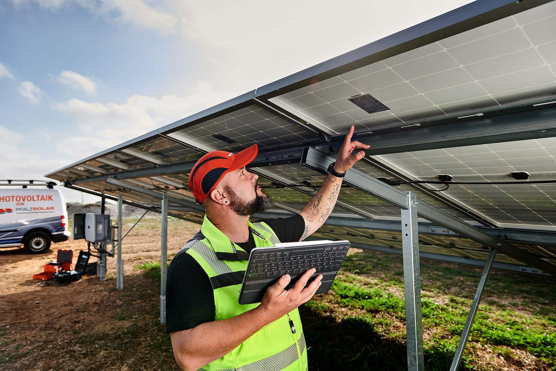 mielek fotograf dortmund Fotograf,Blog mielek fotograf werbefotografie corporate reportage unternehmensfotografie pfalzsolar ludwigshafen 0006 31 Das Mitarbeiterportrait zeigt einen Mann, der technisch versiert ein Solarpanel kontrolliert