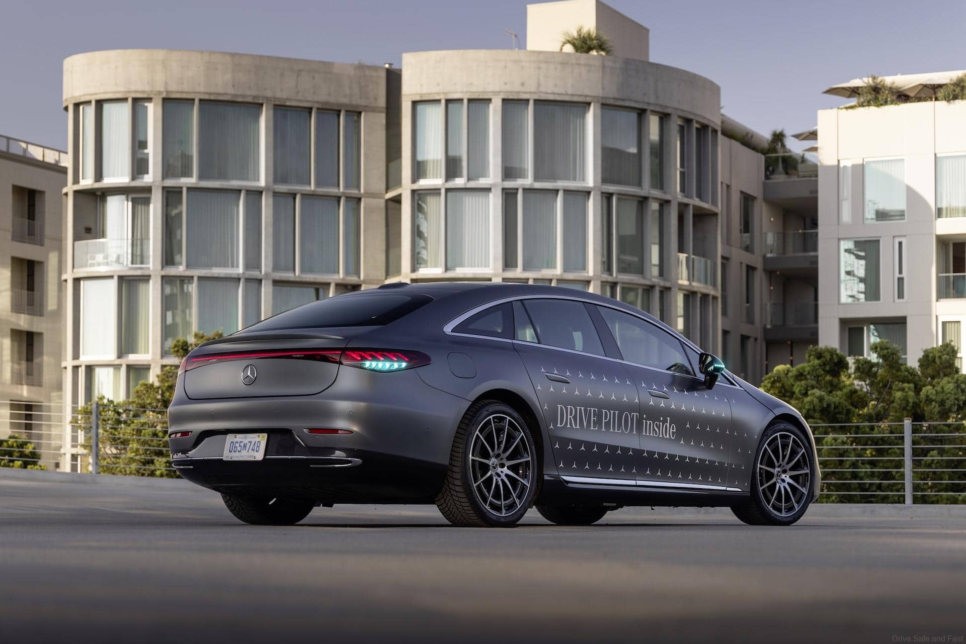 Mercedes-Benz receives approvals for turquoise-coloured automated driving marker lights in California and Nevada