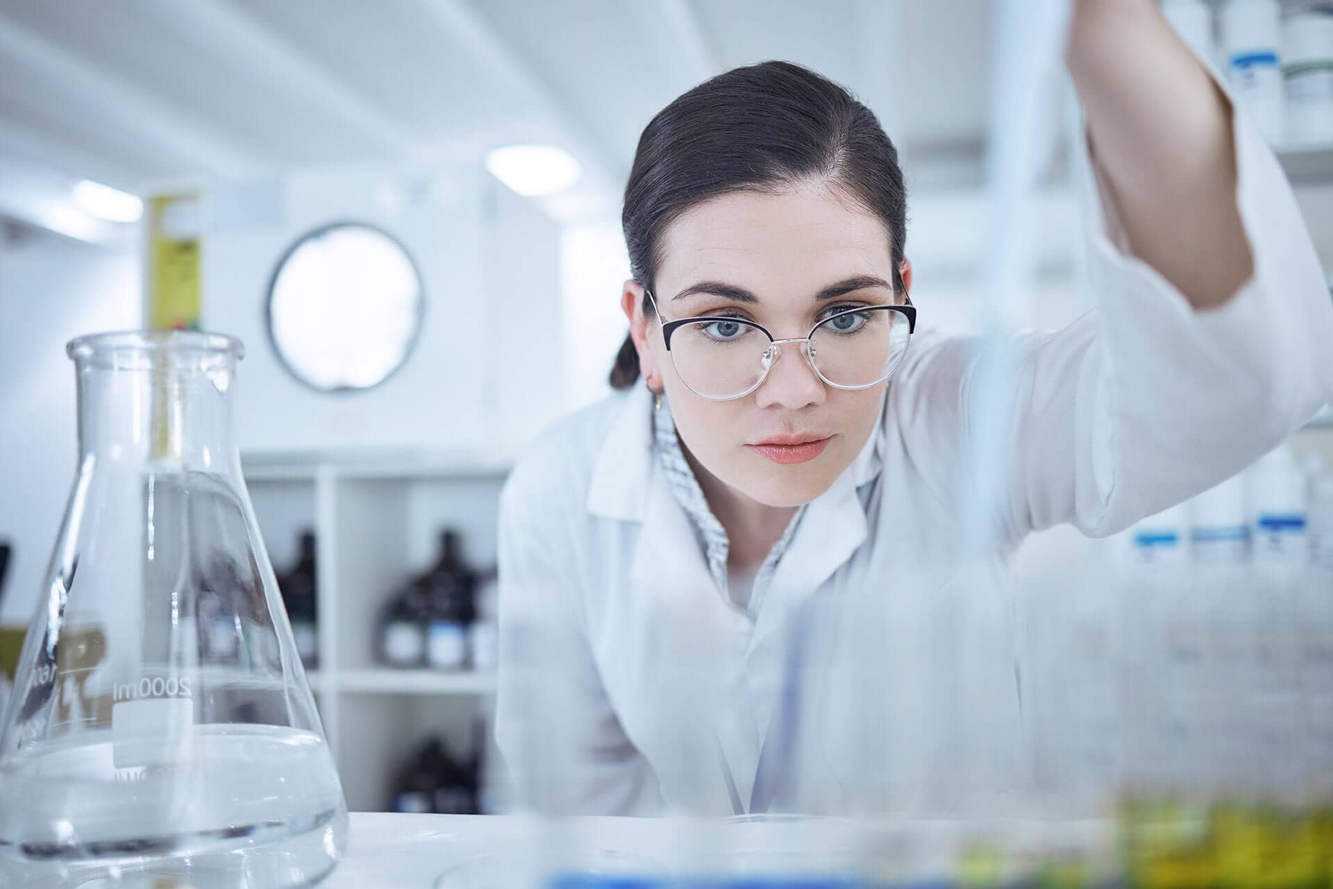 En el plano social, el sector farmaceútico es actualmente en nuestro país el que tiene una menor brecha salarial entre hombres y mujeres