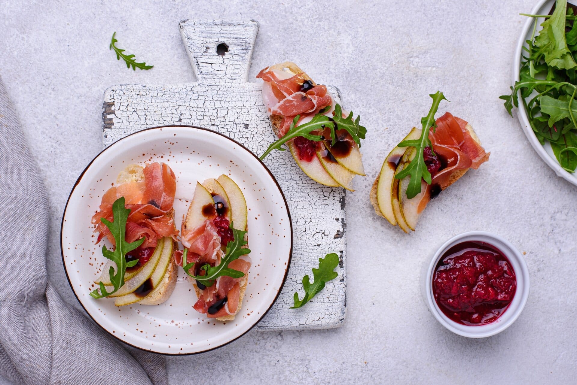 Toasts with pear and prosciutto