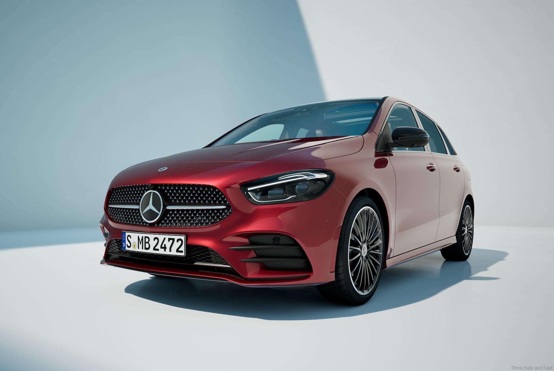 Mercedes-Benz B 250 e, fuel consumption combined, weighted (WLTP) 1,2-0,9 l/100 km, electric energy consumption combined, weighted (WLTP) 17.4-15.4 kWh/100km, CO2 emissions combined, weighted (WLTP) 27-20 g/km; exterior: patagonia red MANUFAKTUR, AMG line Mercedes-Benz B 250 e, fuel consumption combined, weighted (WLTP) 1,2-0,9 l/100 km, electric energy consumption combined, weighted (WLTP) 17.4-15.4 kWh/100km, CO2 emissions combined, weighted (WLTP) 27-20 g/km; exterior: patagonia red MANUFAKTUR, AMG line;Fuel consumption combined, weighted (WLTP) 1,2-0,9 l/100 km, electric energy consumption combined, weighted (WLTP) 17.4-15.4 kWh/100km, CO2 emissions combined, weighted (WLTP) 27-20 g/km*