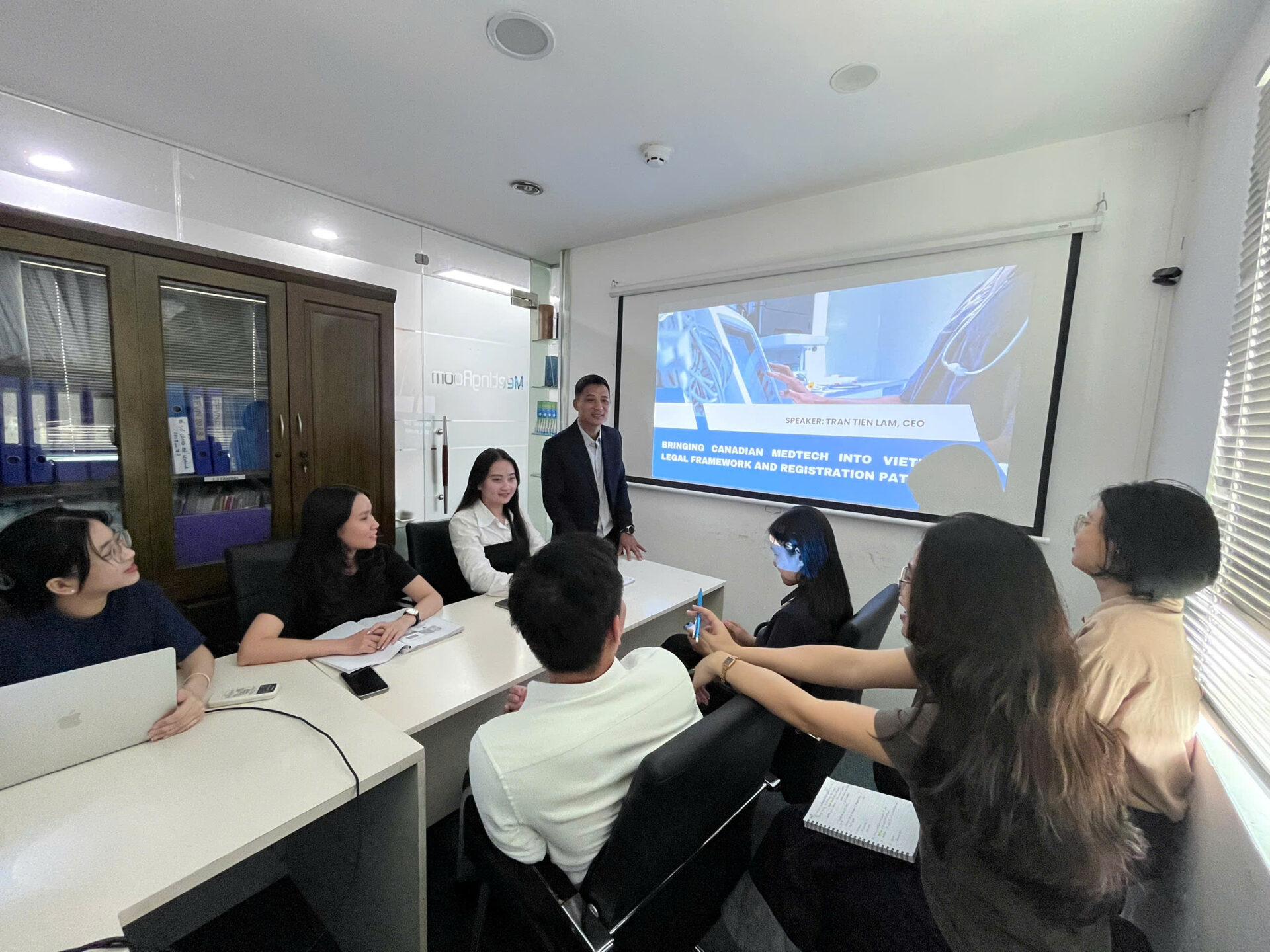 Dược sĩ Trần Tiến Lâm – Giám đốc Công ty cùng đội ngũ chuyên viên chuẩn bị chuyên đề tại văn phòng Việt Nam