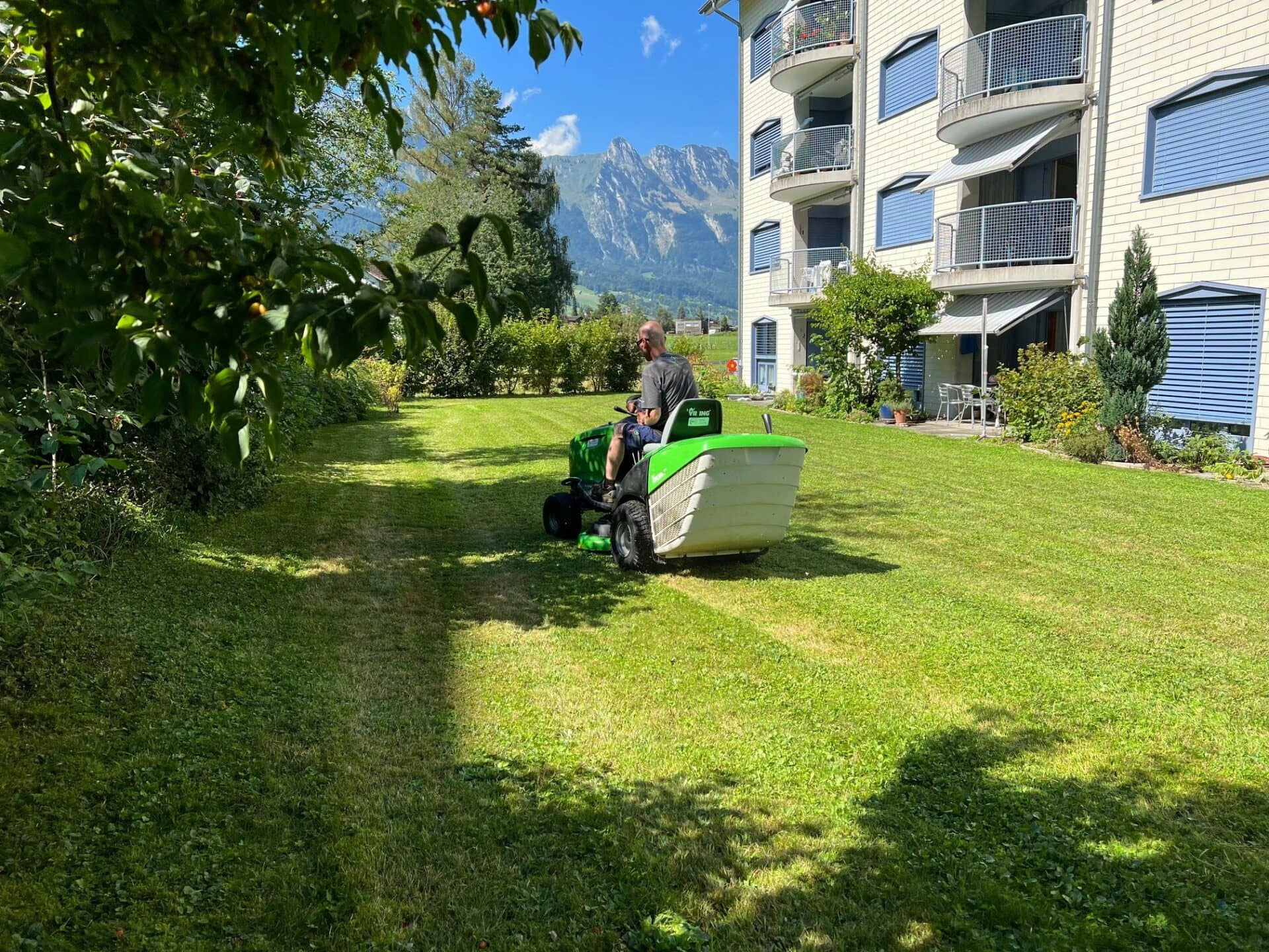 Mitarbeiter am Rasenmähen