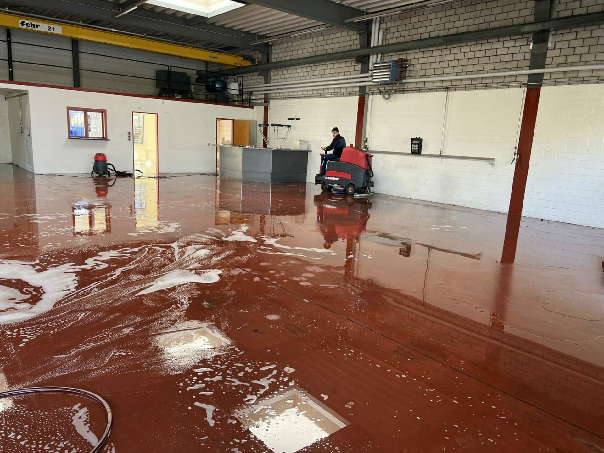 MK Mitarbeiter An Hallenreinigung