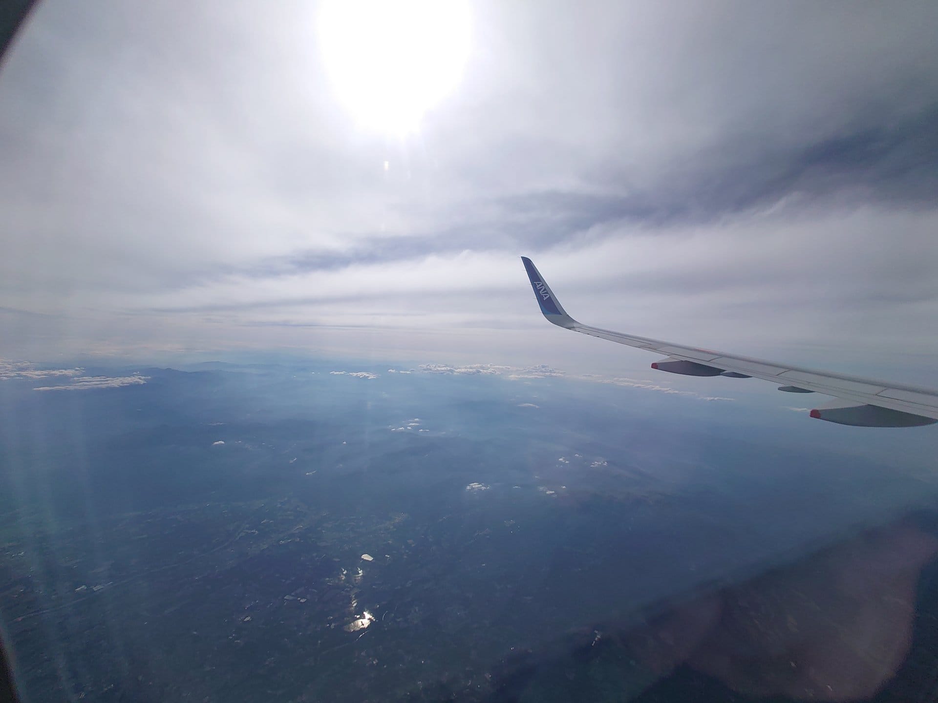 機窓からANA翼と山と海岸線