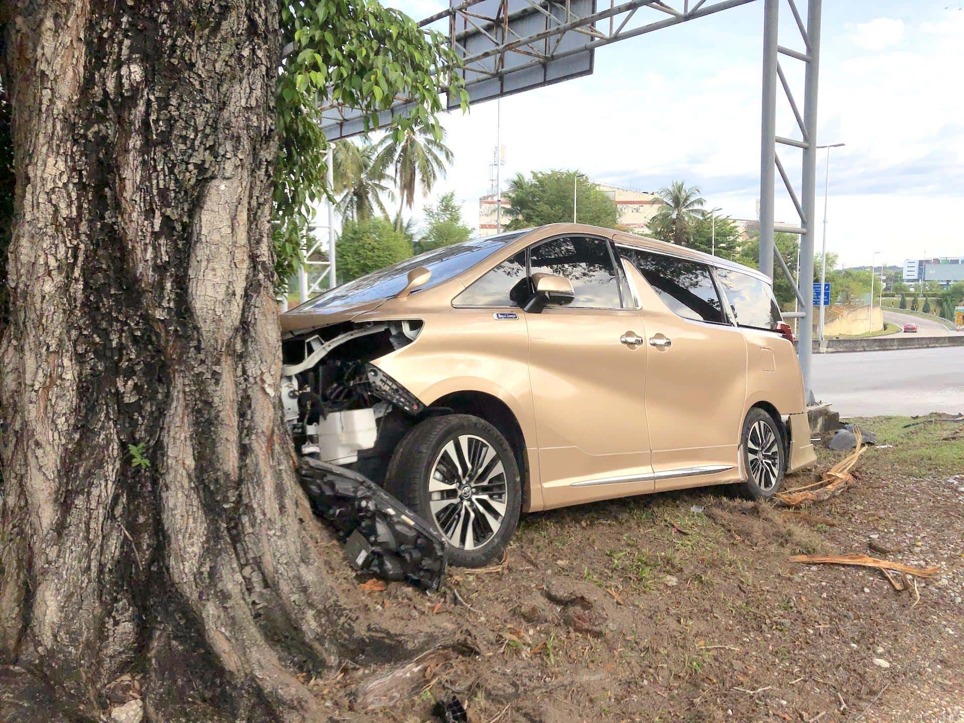 Luxury MPV’s accident