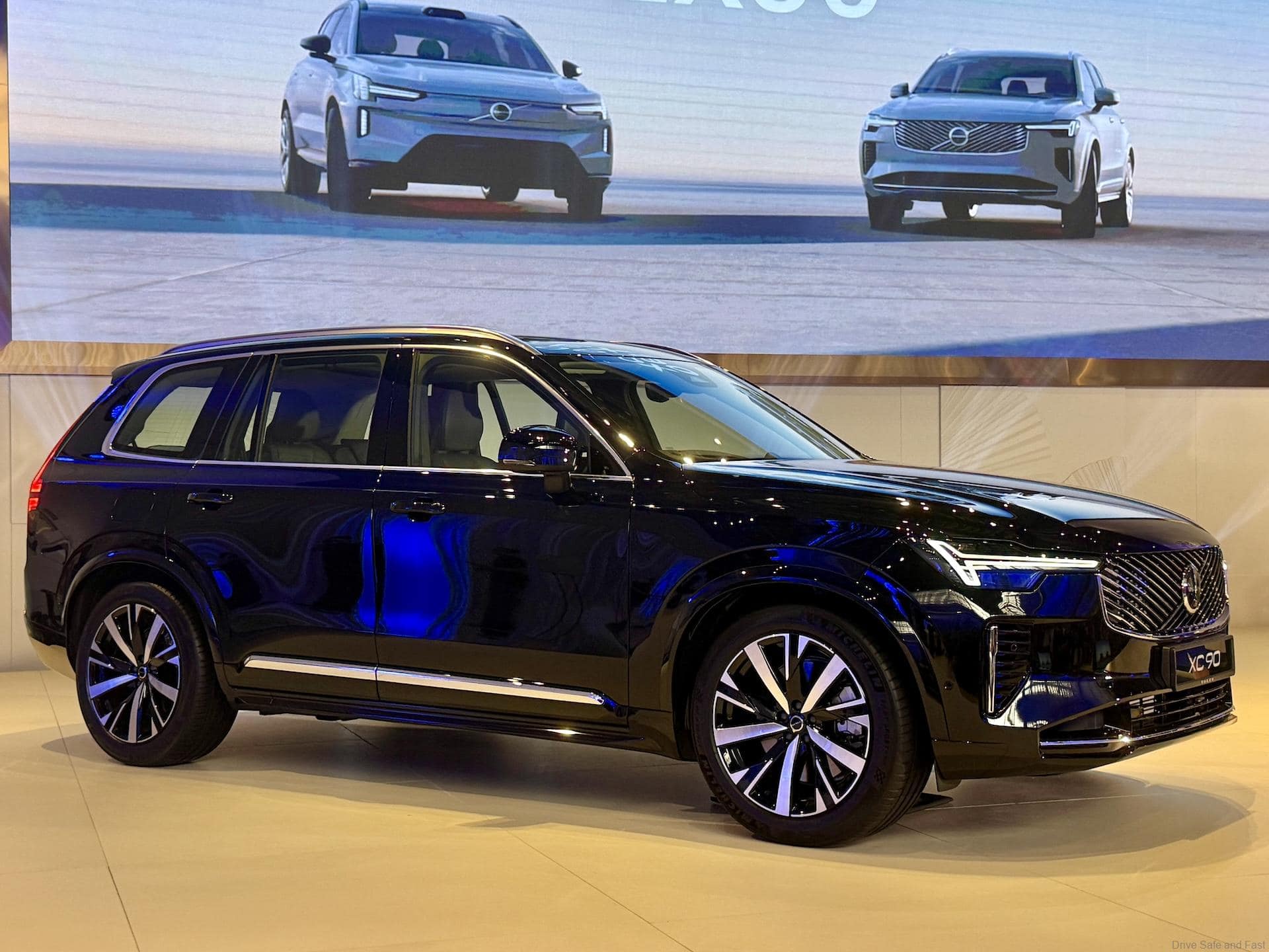 Volvo XC90 in black