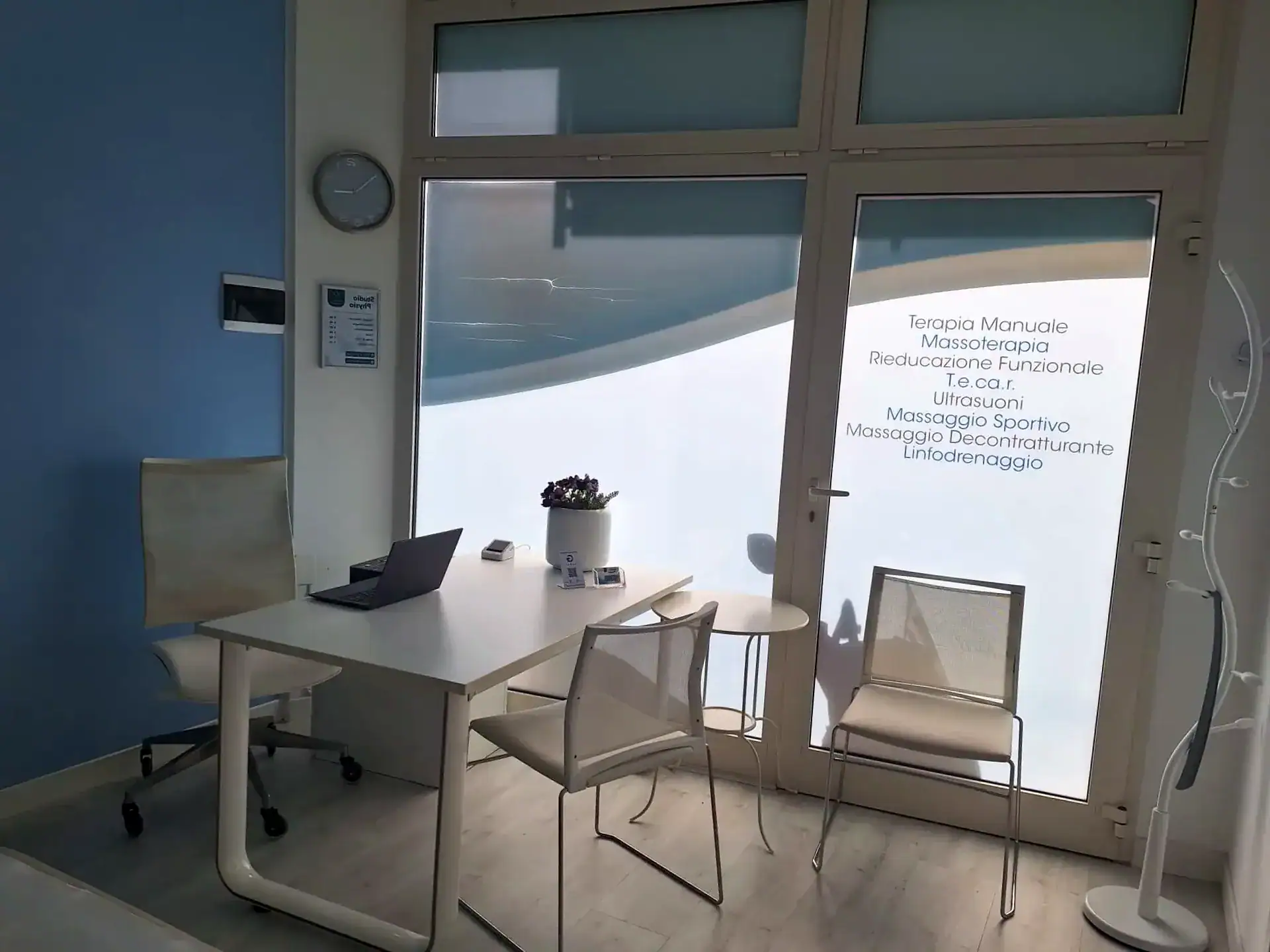 Studio Physio - ambiente reception con scrivania e listino servizi di fisioterapia a Rimini