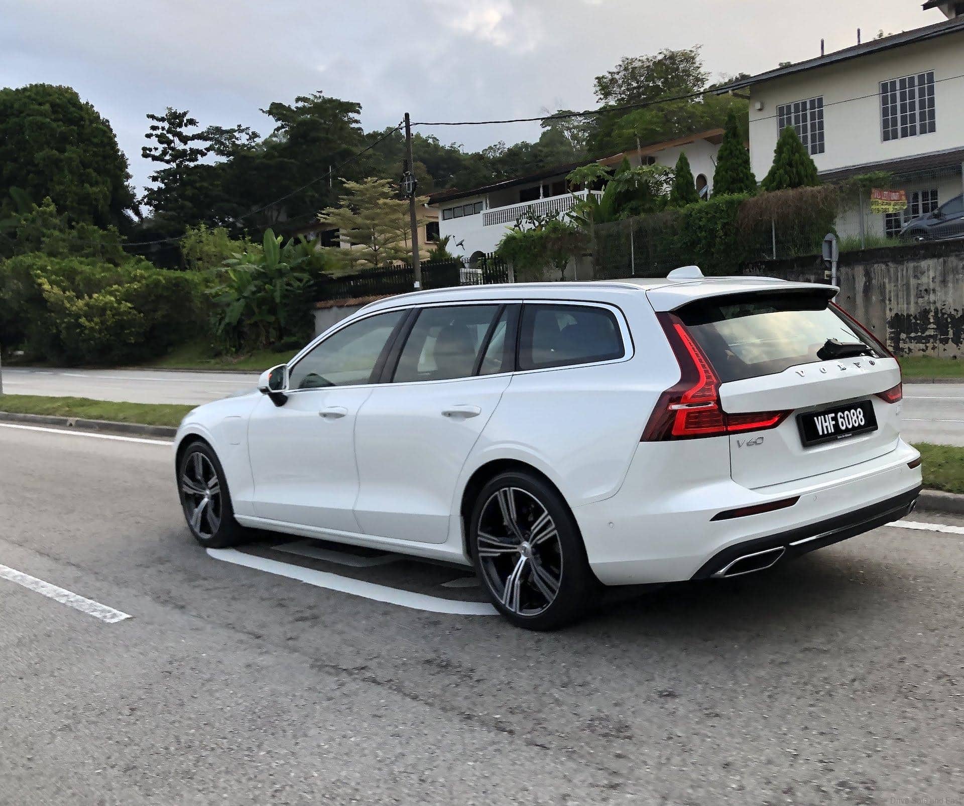 Volvo V60 Recharge T8 in motion