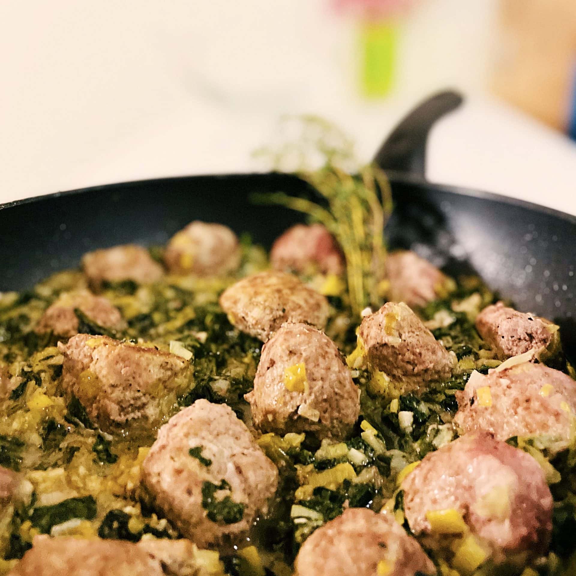 Boulettes aux épinards et aux fleurs d'ail marinées