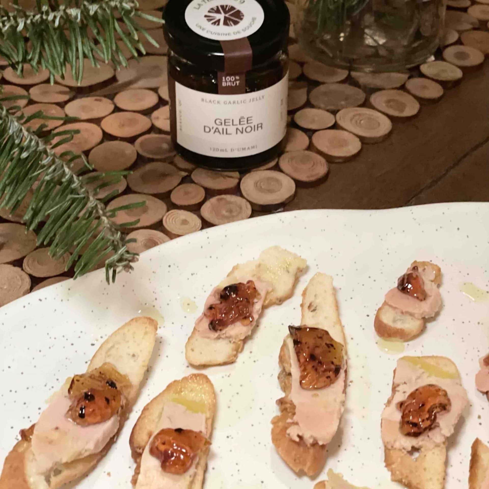 Bouchées de foie gras et gelée d'ail noir_La terre du 9