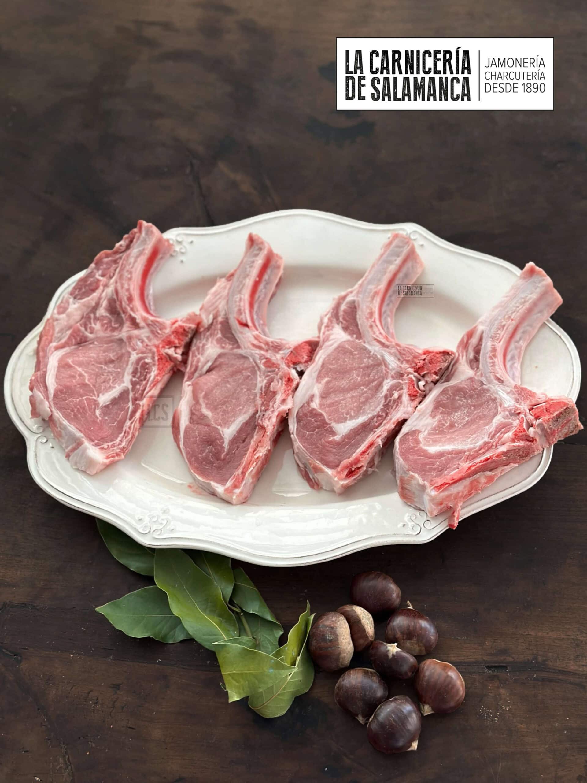 Chuletas de cerdo alimentado con castañas. Este corte es el equivalente al chuletón, se podría llamar también chuletón de cerdo y además, este concretamente es un chuletón de cerdo especial porque la alimentación de estos cerdo se hace con castañas.