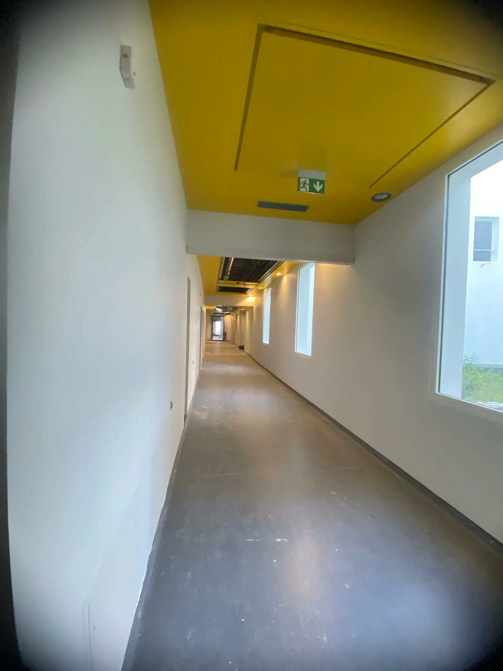 Dettaglio soffitto e pareti tinteggiate da Prima Pavimenti, ospedale Pointe-à-Pitre