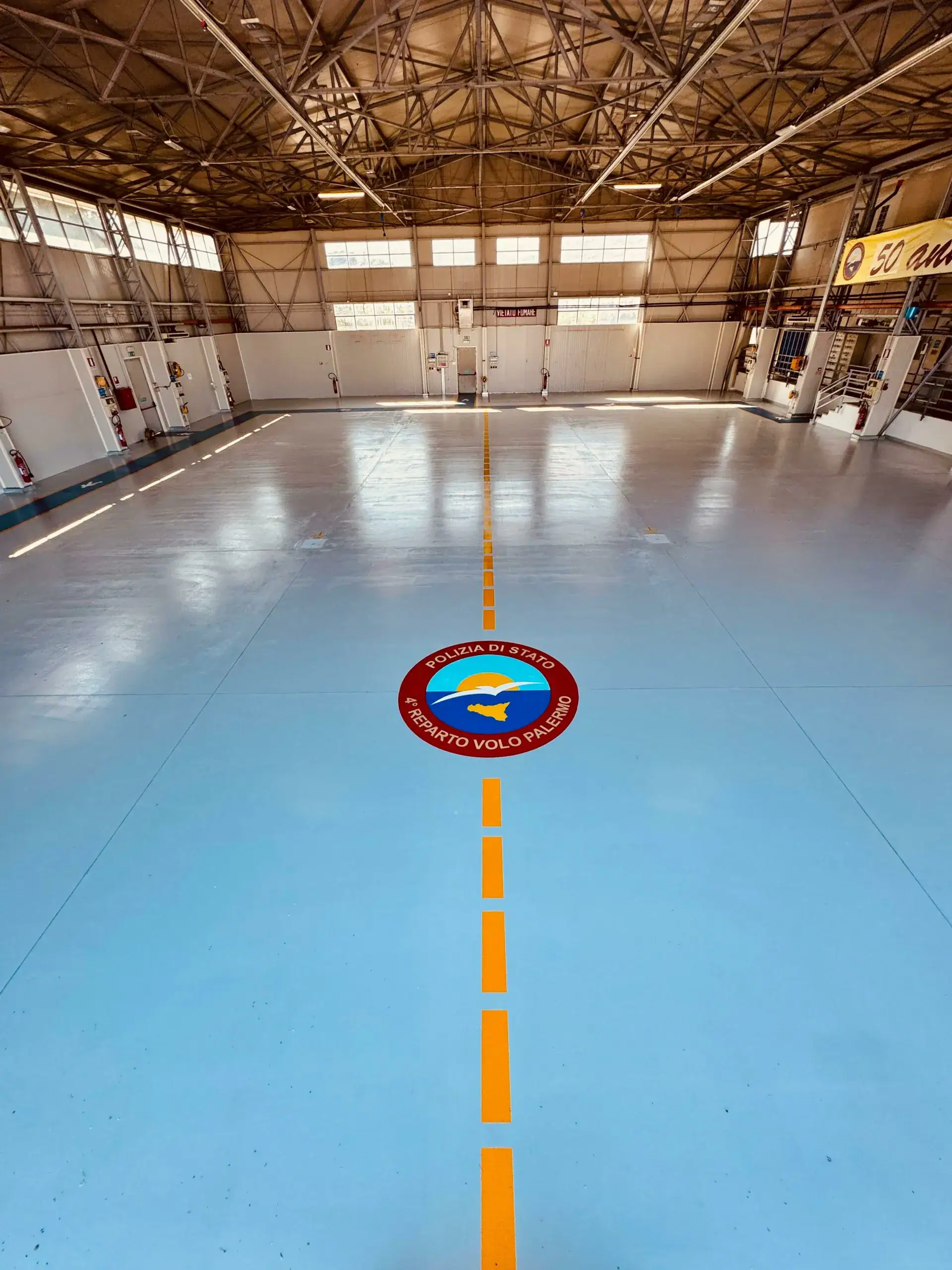 Hangar Polizia di Stato Palermo:
"Pavimento in resina e segnaletica per hangar elicotteri Polizia di Stato, IV Reparto Volo di Palermo"