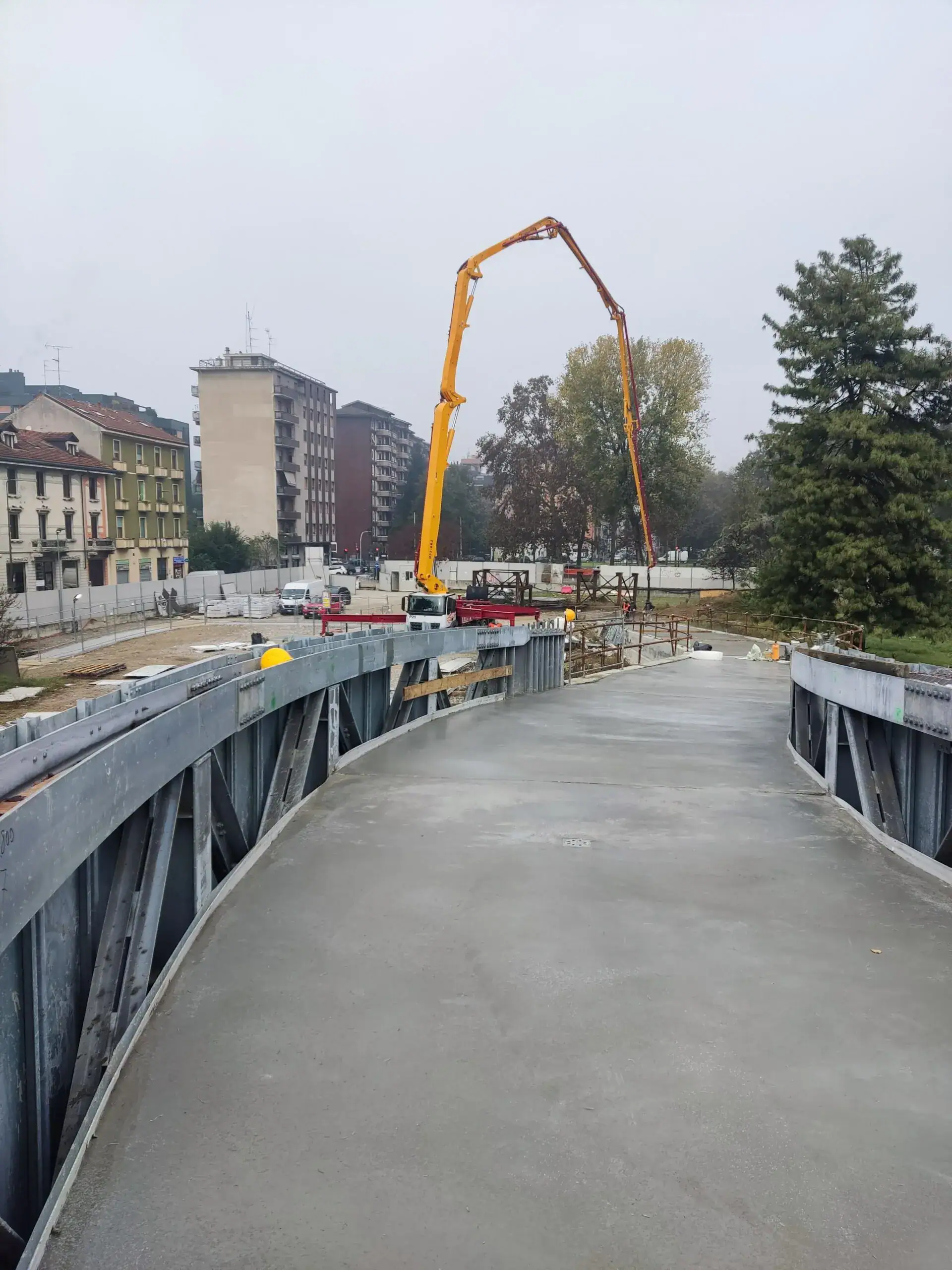 Fase di getto calcestruzzo ponte ciclopedonale Milano M4 San Cristoforo — da via da Lodovico il Moro a piazza Tirana riqualifica urbana
