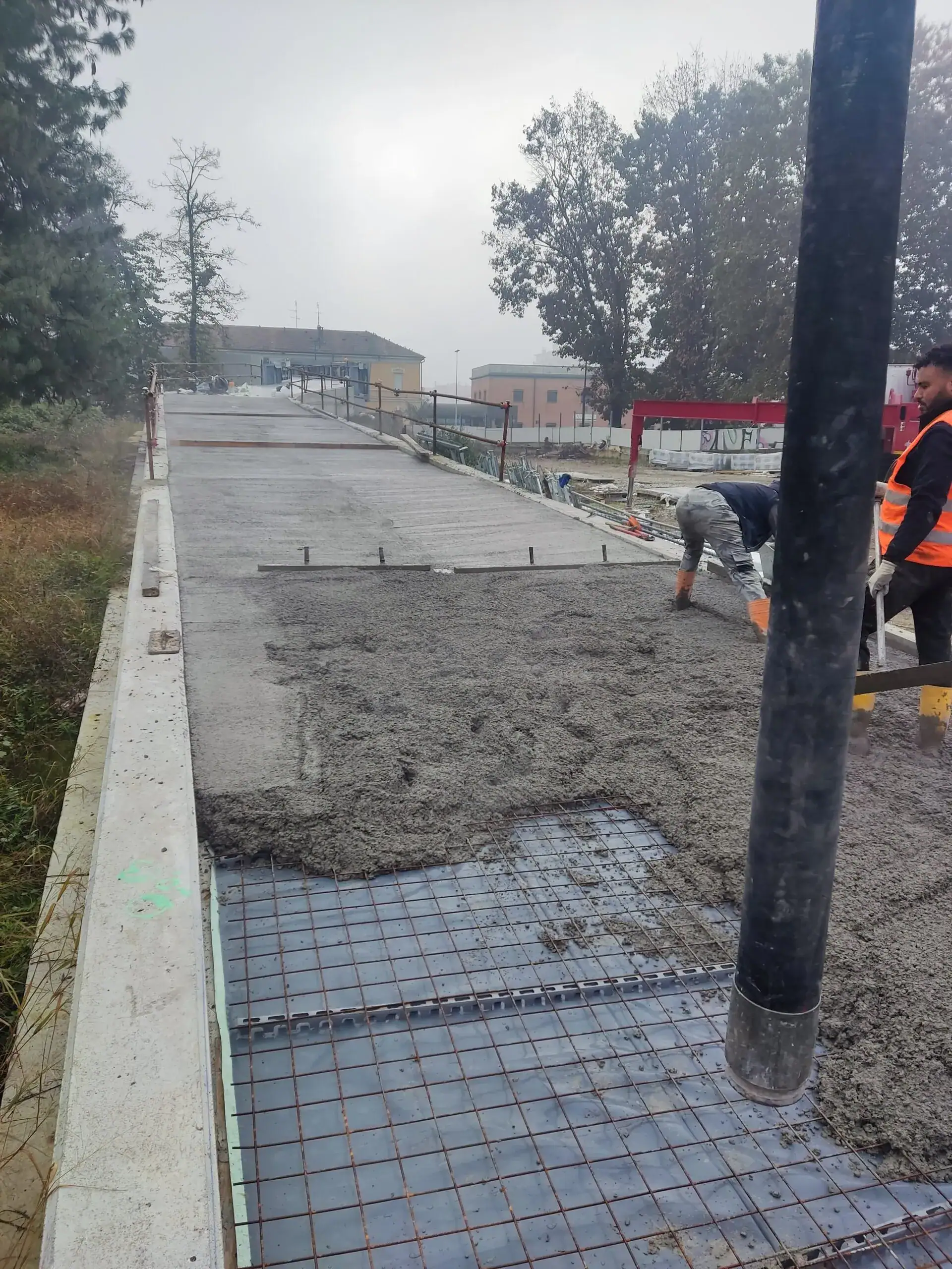 Cantiere getto calcestruzzo passerella pedonale M4 San Cristoforo Milano — accessibilità Alzaia Naviglio Grande Prima Pavimenti