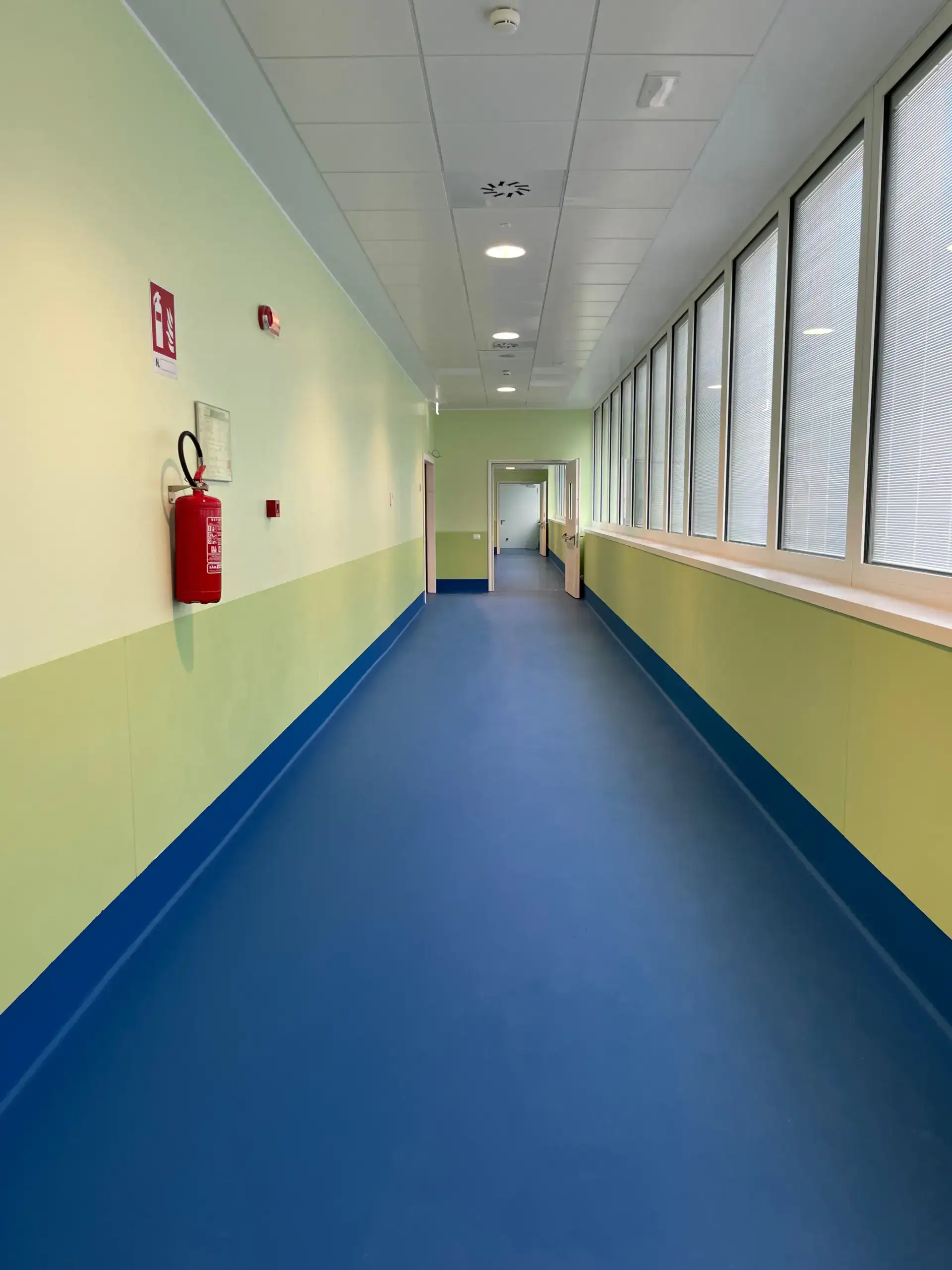 Pavimento in resina MasterTop 1324, corridoio IRCCS Galeazzi Milano e ivestimento murale MasterTop WS100PU, IRCCS Galeazzi Milano