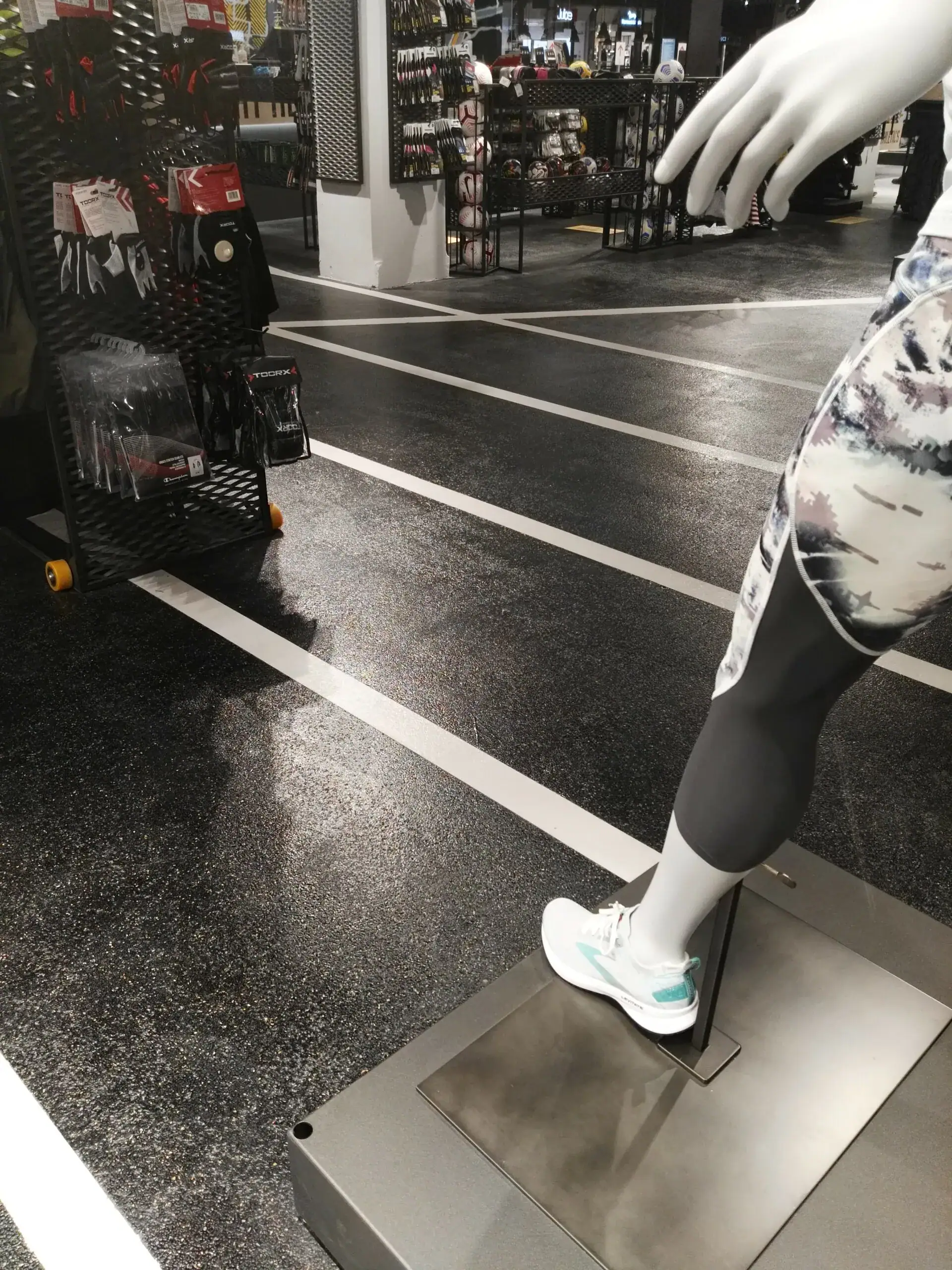 Pavimento in resina effetto asfalto con sport lines nello store Game7 al Lingotto di Torino