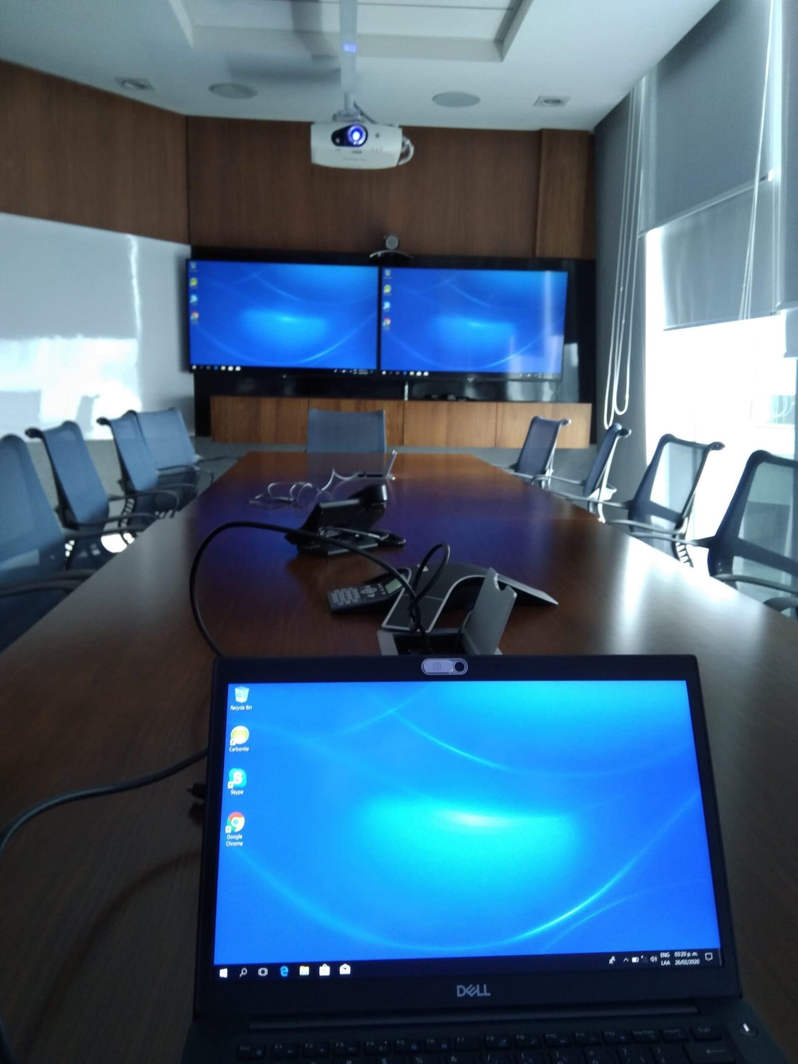 Servicio de instalación de Videowall Profesional Servicio de instalación de televisores en la CDMX 2025 sala de juntas con tres pantallas