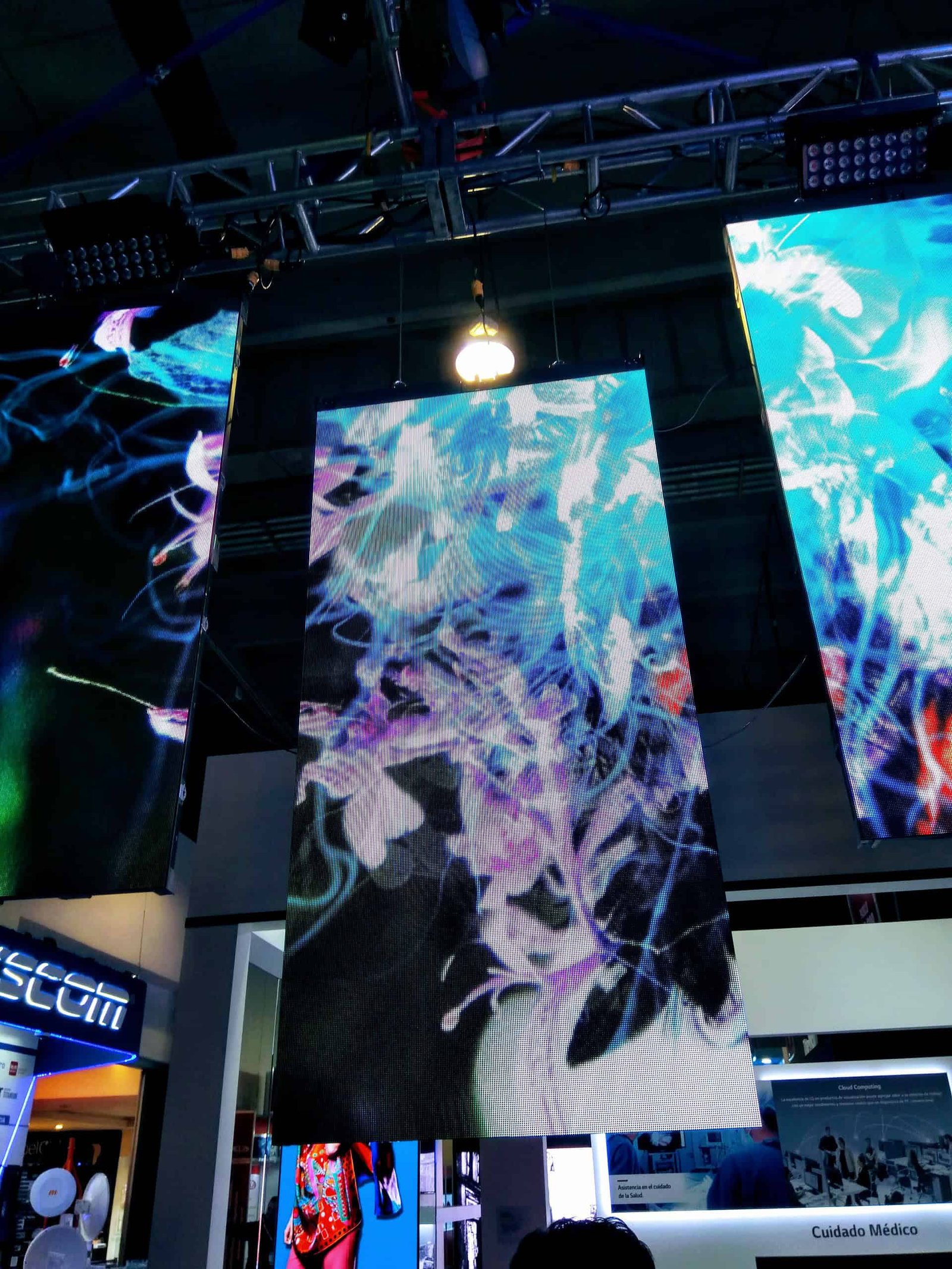 Servicio de instalación y configuración de paneles LED Servicio de instalación de televisores en la CDMX 2025 Paneles LED de video para eventos colgados en travesaños