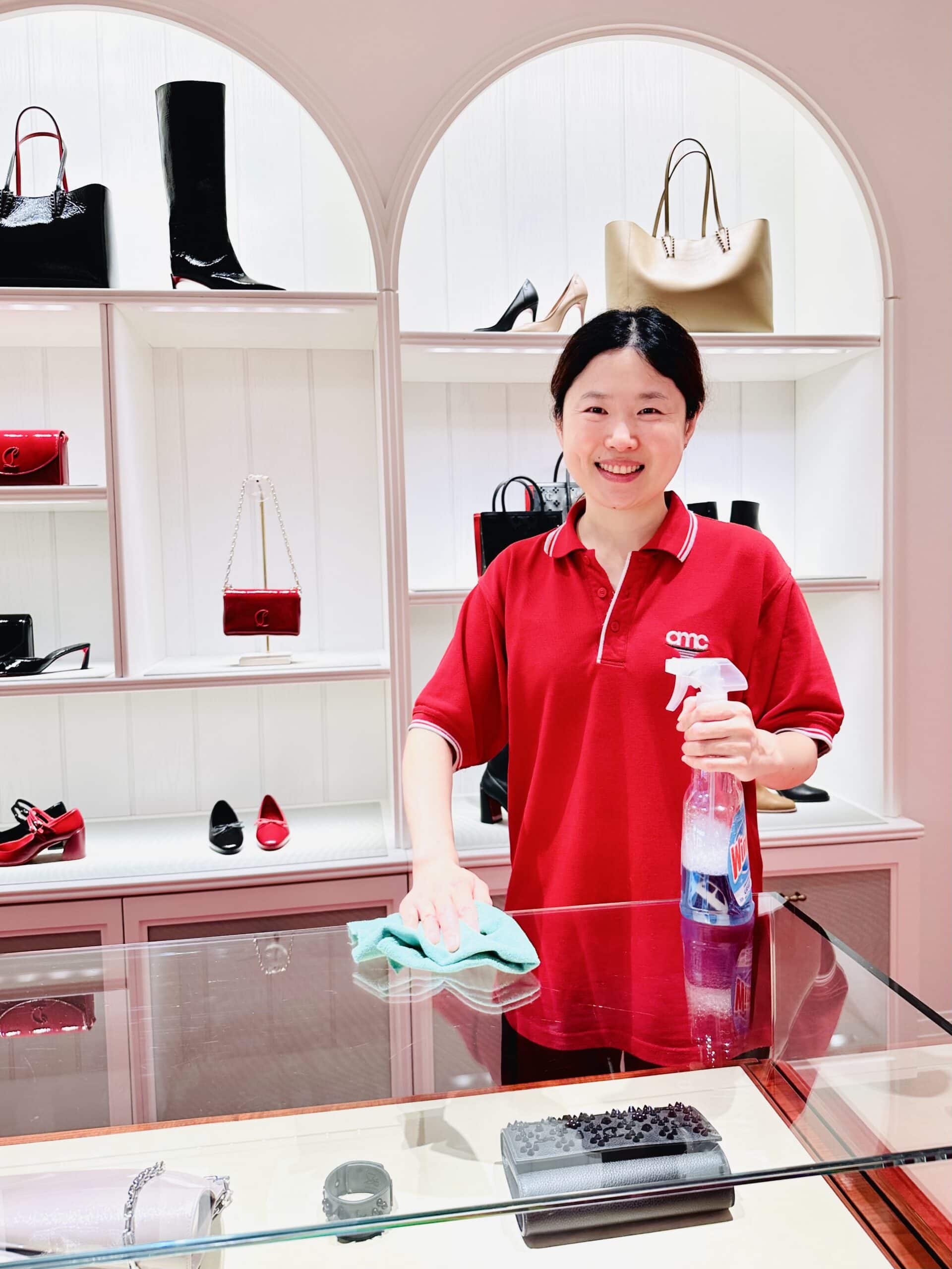 amc cleaner in a luxury reatil, cleaning glasses, mirrors, taking care of delicate materials 