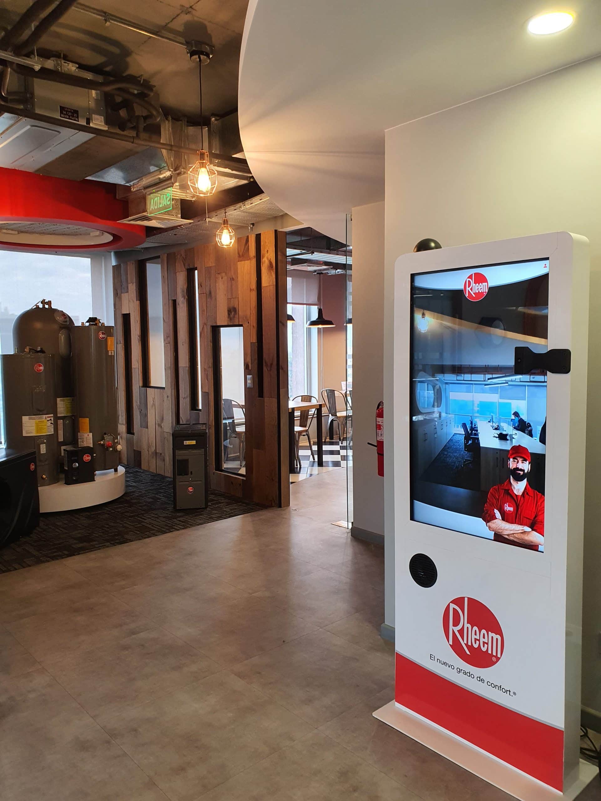 Tótem digital interactivo de Rheem instalado en Sodimac Santiago, con pantalla touch de 43 pulgadas, conectividad 5G, videollamada y acceso al catálogo digital de productos