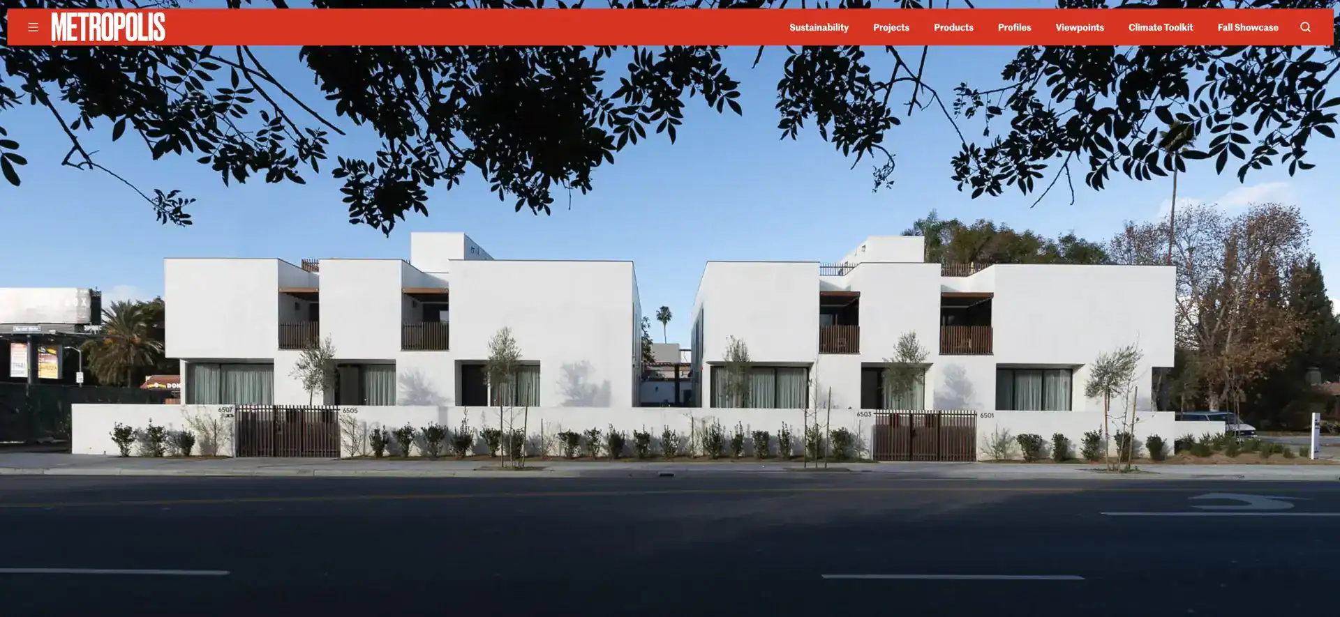 Contemporary hillside residence showcasing minimalist design and seamless indoor–outdoor connections in Los Angeles.