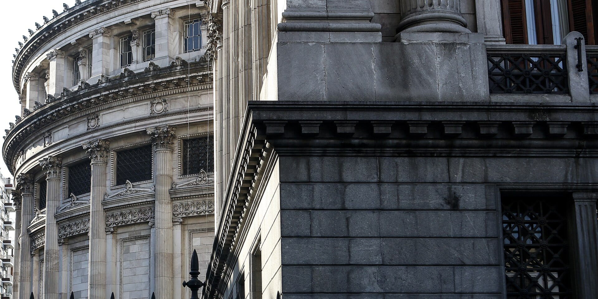 Fachada del Palacio del Congreso desde Hipólito Yrigoyen y Combate de los Pozos