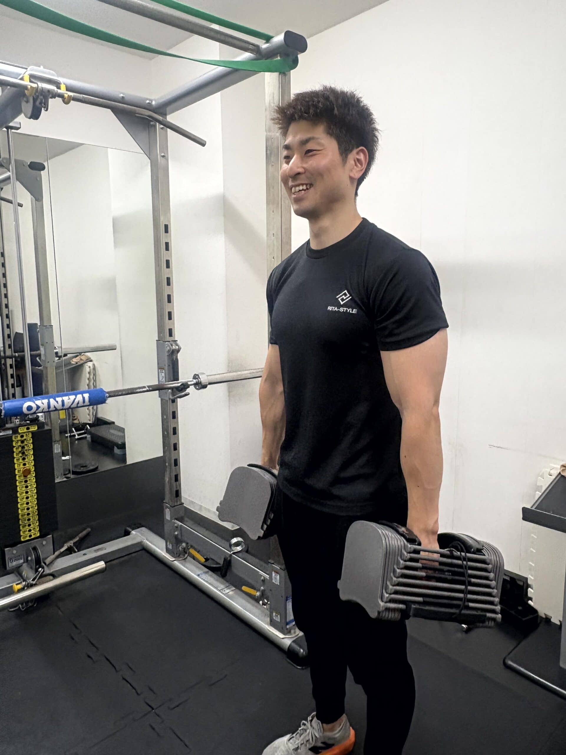 正しいフォームを指導するパーソナルトレーナー
